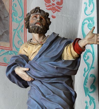 Zdjęcie nr 31: Nastawa architektoniczna, jednokondygnacyjna z glorią, jednoosiowa z bramkami, ustawiona na dwustrefowym cokole, na planie półowalu. Ołtarz kamienny, prostopadłościenny, z wcięciami na bocznych ściankach, zakończony profilowanym gzymsem; mensa kamienna. Na ściance frontowej namalowana scena Ostatniej Wieczerzy. Na ołtarzu ustawione drewniane tabernakulum obite blachą, w formie prostopadłościanu o wypukłych bokach, w narożach ujętego pilastrami o kanelowanych trzonach, dźwigającymi profilowany gzyms. Drzwiczki dwuskrzydłowe, w formie stojącego prostokąta zamkniętego łukiem półkolistym nadwieszonym, ujęty ramą z przedstawieniem baranka stojącego na ołtarzu, z którego piersi wypływa krew do kielicha; w górnej części monogram IHS. Nastawa ujęta dwiema parami filarów ustawionych pod kątem, o kanelowanych trzonach, dekorowanych kampanulami, podtrzymujących pełne belkowanie wyłamane na ich osi, z silnie wysuniętym gzymsem. Fryz zdobiony ornamentem roślinnym, w jego centrum kartusz z napisem „SANCTVS”. Na belkowaniu fragmenty zdwojonego, półkolistego przyczółka, z siedzącymi puttami. Pole główne wypełnione wnęką w formie stojącego prostokąta zamkniętego łukiem półkolistym nadwieszonym, ujęta profilowaną ramą, z obrazem Narodzenia Najświętszej Marii Panny. W przyłuczach dekoracja roślinna. Nastawa flankowana uszami utworzonymi z karbowanej wstęgi i ornamentu roślinnego. W miejscu zwieńczenia gołębica Ducha Świętego w otoku z obłoków i uskrzydlonych główek anielskich, w glorii promienistej. Bramki z drzwiczkami w formie stojącego prostokąta o wklęsłych górnych narożach ze ślimacznicami, ujęte grubą opaską, zwieńczone kluczem z herbem Uniwersytetu Jagiellońskiego oraz fragmentem profilowanego gzymsu, który stanowi podstawę dla figur św. Anny i św. Joachima. Herb lewej bramki z syglami „M[atthaeus] F[ranciscus]  K[alewski] / D[ecanus] S[antae] A[nnae] / C[uratus] Z[elenensis]”, herb prawej bramki z inskrypcją „A[NNO] D[OMINI] / 17/28”. Struktura w całości złocona, detale glorii srebrzone. Na odwrocie nastawy inskrypcja: „ODNOWIONO OŁTARZ ZA STARANIEM / KS(IĘDZA) JANA MICHALIKA. R(OKU) 1902.”