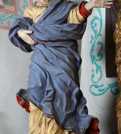 Zdjęcie nr 32: Nastawa architektoniczna, jednokondygnacyjna z glorią, jednoosiowa z bramkami, ustawiona na dwustrefowym cokole, na planie półowalu. Ołtarz kamienny, prostopadłościenny, z wcięciami na bocznych ściankach, zakończony profilowanym gzymsem; mensa kamienna. Na ściance frontowej namalowana scena Ostatniej Wieczerzy. Na ołtarzu ustawione drewniane tabernakulum obite blachą, w formie prostopadłościanu o wypukłych bokach, w narożach ujętego pilastrami o kanelowanych trzonach, dźwigającymi profilowany gzyms. Drzwiczki dwuskrzydłowe, w formie stojącego prostokąta zamkniętego łukiem półkolistym nadwieszonym, ujęty ramą z przedstawieniem baranka stojącego na ołtarzu, z którego piersi wypływa krew do kielicha; w górnej części monogram IHS. Nastawa ujęta dwiema parami filarów ustawionych pod kątem, o kanelowanych trzonach, dekorowanych kampanulami, podtrzymujących pełne belkowanie wyłamane na ich osi, z silnie wysuniętym gzymsem. Fryz zdobiony ornamentem roślinnym, w jego centrum kartusz z napisem „SANCTVS”. Na belkowaniu fragmenty zdwojonego, półkolistego przyczółka, z siedzącymi puttami. Pole główne wypełnione wnęką w formie stojącego prostokąta zamkniętego łukiem półkolistym nadwieszonym, ujęta profilowaną ramą, z obrazem Narodzenia Najświętszej Marii Panny. W przyłuczach dekoracja roślinna. Nastawa flankowana uszami utworzonymi z karbowanej wstęgi i ornamentu roślinnego. W miejscu zwieńczenia gołębica Ducha Świętego w otoku z obłoków i uskrzydlonych główek anielskich, w glorii promienistej. Bramki z drzwiczkami w formie stojącego prostokąta o wklęsłych górnych narożach ze ślimacznicami, ujęte grubą opaską, zwieńczone kluczem z herbem Uniwersytetu Jagiellońskiego oraz fragmentem profilowanego gzymsu, który stanowi podstawę dla figur św. Anny i św. Joachima. Herb lewej bramki z syglami „M[atthaeus] F[ranciscus]  K[alewski] / D[ecanus] S[antae] A[nnae] / C[uratus] Z[elenensis]”, herb prawej bramki z inskrypcją „A[NNO] D[OMINI] / 17/28”. Struktura w całości złocona, detale glorii srebrzone. Na odwrocie nastawy inskrypcja: „ODNOWIONO OŁTARZ ZA STARANIEM / KS(IĘDZA) JANA MICHALIKA. R(OKU) 1902.”