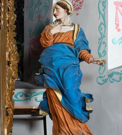 Zdjęcie nr 34: Nastawa architektoniczna, jednokondygnacyjna z glorią, jednoosiowa z bramkami, ustawiona na dwustrefowym cokole, na planie półowalu. Ołtarz kamienny, prostopadłościenny, z wcięciami na bocznych ściankach, zakończony profilowanym gzymsem; mensa kamienna. Na ściance frontowej namalowana scena Ostatniej Wieczerzy. Na ołtarzu ustawione drewniane tabernakulum obite blachą, w formie prostopadłościanu o wypukłych bokach, w narożach ujętego pilastrami o kanelowanych trzonach, dźwigającymi profilowany gzyms. Drzwiczki dwuskrzydłowe, w formie stojącego prostokąta zamkniętego łukiem półkolistym nadwieszonym, ujęty ramą z przedstawieniem baranka stojącego na ołtarzu, z którego piersi wypływa krew do kielicha; w górnej części monogram IHS. Nastawa ujęta dwiema parami filarów ustawionych pod kątem, o kanelowanych trzonach, dekorowanych kampanulami, podtrzymujących pełne belkowanie wyłamane na ich osi, z silnie wysuniętym gzymsem. Fryz zdobiony ornamentem roślinnym, w jego centrum kartusz z napisem „SANCTVS”. Na belkowaniu fragmenty zdwojonego, półkolistego przyczółka, z siedzącymi puttami. Pole główne wypełnione wnęką w formie stojącego prostokąta zamkniętego łukiem półkolistym nadwieszonym, ujęta profilowaną ramą, z obrazem Narodzenia Najświętszej Marii Panny. W przyłuczach dekoracja roślinna. Nastawa flankowana uszami utworzonymi z karbowanej wstęgi i ornamentu roślinnego. W miejscu zwieńczenia gołębica Ducha Świętego w otoku z obłoków i uskrzydlonych główek anielskich, w glorii promienistej. Bramki z drzwiczkami w formie stojącego prostokąta o wklęsłych górnych narożach ze ślimacznicami, ujęte grubą opaską, zwieńczone kluczem z herbem Uniwersytetu Jagiellońskiego oraz fragmentem profilowanego gzymsu, który stanowi podstawę dla figur św. Anny i św. Joachima. Herb lewej bramki z syglami „M[atthaeus] F[ranciscus]  K[alewski] / D[ecanus] S[antae] A[nnae] / C[uratus] Z[elenensis]”, herb prawej bramki z inskrypcją „A[NNO] D[OMINI] / 17/28”. Struktura w całości złocona, detale glorii srebrzone. Na odwrocie nastawy inskrypcja: „ODNOWIONO OŁTARZ ZA STARANIEM / KS(IĘDZA) JANA MICHALIKA. R(OKU) 1902.”