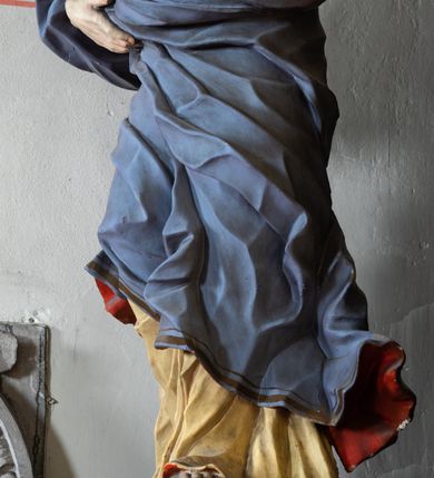 Zdjęcie nr 35: Nastawa architektoniczna, jednokondygnacyjna z glorią, jednoosiowa z bramkami, ustawiona na dwustrefowym cokole, na planie półowalu. Ołtarz kamienny, prostopadłościenny, z wcięciami na bocznych ściankach, zakończony profilowanym gzymsem; mensa kamienna. Na ściance frontowej namalowana scena Ostatniej Wieczerzy. Na ołtarzu ustawione drewniane tabernakulum obite blachą, w formie prostopadłościanu o wypukłych bokach, w narożach ujętego pilastrami o kanelowanych trzonach, dźwigającymi profilowany gzyms. Drzwiczki dwuskrzydłowe, w formie stojącego prostokąta zamkniętego łukiem półkolistym nadwieszonym, ujęty ramą z przedstawieniem baranka stojącego na ołtarzu, z którego piersi wypływa krew do kielicha; w górnej części monogram IHS. Nastawa ujęta dwiema parami filarów ustawionych pod kątem, o kanelowanych trzonach, dekorowanych kampanulami, podtrzymujących pełne belkowanie wyłamane na ich osi, z silnie wysuniętym gzymsem. Fryz zdobiony ornamentem roślinnym, w jego centrum kartusz z napisem „SANCTVS”. Na belkowaniu fragmenty zdwojonego, półkolistego przyczółka, z siedzącymi puttami. Pole główne wypełnione wnęką w formie stojącego prostokąta zamkniętego łukiem półkolistym nadwieszonym, ujęta profilowaną ramą, z obrazem Narodzenia Najświętszej Marii Panny. W przyłuczach dekoracja roślinna. Nastawa flankowana uszami utworzonymi z karbowanej wstęgi i ornamentu roślinnego. W miejscu zwieńczenia gołębica Ducha Świętego w otoku z obłoków i uskrzydlonych główek anielskich, w glorii promienistej. Bramki z drzwiczkami w formie stojącego prostokąta o wklęsłych górnych narożach ze ślimacznicami, ujęte grubą opaską, zwieńczone kluczem z herbem Uniwersytetu Jagiellońskiego oraz fragmentem profilowanego gzymsu, który stanowi podstawę dla figur św. Anny i św. Joachima. Herb lewej bramki z syglami „M[atthaeus] F[ranciscus]  K[alewski] / D[ecanus] S[antae] A[nnae] / C[uratus] Z[elenensis]”, herb prawej bramki z inskrypcją „A[NNO] D[OMINI] / 17/28”. Struktura w całości złocona, detale glorii srebrzone. Na odwrocie nastawy inskrypcja: „ODNOWIONO OŁTARZ ZA STARANIEM / KS(IĘDZA) JANA MICHALIKA. R(OKU) 1902.”