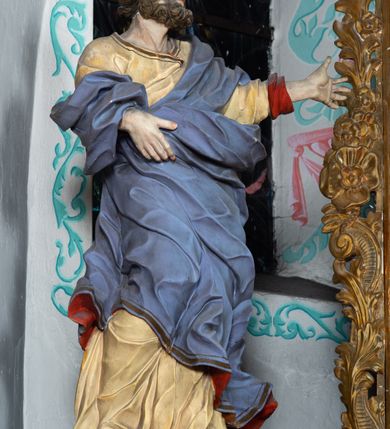 Zdjęcie nr 36: Nastawa architektoniczna, jednokondygnacyjna z glorią, jednoosiowa z bramkami, ustawiona na dwustrefowym cokole, na planie półowalu. Ołtarz kamienny, prostopadłościenny, z wcięciami na bocznych ściankach, zakończony profilowanym gzymsem; mensa kamienna. Na ściance frontowej namalowana scena Ostatniej Wieczerzy. Na ołtarzu ustawione drewniane tabernakulum obite blachą, w formie prostopadłościanu o wypukłych bokach, w narożach ujętego pilastrami o kanelowanych trzonach, dźwigającymi profilowany gzyms. Drzwiczki dwuskrzydłowe, w formie stojącego prostokąta zamkniętego łukiem półkolistym nadwieszonym, ujęty ramą z przedstawieniem baranka stojącego na ołtarzu, z którego piersi wypływa krew do kielicha; w górnej części monogram IHS. Nastawa ujęta dwiema parami filarów ustawionych pod kątem, o kanelowanych trzonach, dekorowanych kampanulami, podtrzymujących pełne belkowanie wyłamane na ich osi, z silnie wysuniętym gzymsem. Fryz zdobiony ornamentem roślinnym, w jego centrum kartusz z napisem „SANCTVS”. Na belkowaniu fragmenty zdwojonego, półkolistego przyczółka, z siedzącymi puttami. Pole główne wypełnione wnęką w formie stojącego prostokąta zamkniętego łukiem półkolistym nadwieszonym, ujęta profilowaną ramą, z obrazem Narodzenia Najświętszej Marii Panny. W przyłuczach dekoracja roślinna. Nastawa flankowana uszami utworzonymi z karbowanej wstęgi i ornamentu roślinnego. W miejscu zwieńczenia gołębica Ducha Świętego w otoku z obłoków i uskrzydlonych główek anielskich, w glorii promienistej. Bramki z drzwiczkami w formie stojącego prostokąta o wklęsłych górnych narożach ze ślimacznicami, ujęte grubą opaską, zwieńczone kluczem z herbem Uniwersytetu Jagiellońskiego oraz fragmentem profilowanego gzymsu, który stanowi podstawę dla figur św. Anny i św. Joachima. Herb lewej bramki z syglami „M[atthaeus] F[ranciscus]  K[alewski] / D[ecanus] S[antae] A[nnae] / C[uratus] Z[elenensis]”, herb prawej bramki z inskrypcją „A[NNO] D[OMINI] / 17/28”. Struktura w całości złocona, detale glorii srebrzone. Na odwrocie nastawy inskrypcja: „ODNOWIONO OŁTARZ ZA STARANIEM / KS(IĘDZA) JANA MICHALIKA. R(OKU) 1902.”