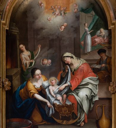 Zdjęcie nr 40: Nastawa architektoniczna, jednokondygnacyjna z glorią, jednoosiowa z bramkami, ustawiona na dwustrefowym cokole, na planie półowalu. Ołtarz kamienny, prostopadłościenny, z wcięciami na bocznych ściankach, zakończony profilowanym gzymsem; mensa kamienna. Na ściance frontowej namalowana scena Ostatniej Wieczerzy. Na ołtarzu ustawione drewniane tabernakulum obite blachą, w formie prostopadłościanu o wypukłych bokach, w narożach ujętego pilastrami o kanelowanych trzonach, dźwigającymi profilowany gzyms. Drzwiczki dwuskrzydłowe, w formie stojącego prostokąta zamkniętego łukiem półkolistym nadwieszonym, ujęty ramą z przedstawieniem baranka stojącego na ołtarzu, z którego piersi wypływa krew do kielicha; w górnej części monogram IHS. Nastawa ujęta dwiema parami filarów ustawionych pod kątem, o kanelowanych trzonach, dekorowanych kampanulami, podtrzymujących pełne belkowanie wyłamane na ich osi, z silnie wysuniętym gzymsem. Fryz zdobiony ornamentem roślinnym, w jego centrum kartusz z napisem „SANCTVS”. Na belkowaniu fragmenty zdwojonego, półkolistego przyczółka, z siedzącymi puttami. Pole główne wypełnione wnęką w formie stojącego prostokąta zamkniętego łukiem półkolistym nadwieszonym, ujęta profilowaną ramą, z obrazem Narodzenia Najświętszej Marii Panny. W przyłuczach dekoracja roślinna. Nastawa flankowana uszami utworzonymi z karbowanej wstęgi i ornamentu roślinnego. W miejscu zwieńczenia gołębica Ducha Świętego w otoku z obłoków i uskrzydlonych główek anielskich, w glorii promienistej. Bramki z drzwiczkami w formie stojącego prostokąta o wklęsłych górnych narożach ze ślimacznicami, ujęte grubą opaską, zwieńczone kluczem z herbem Uniwersytetu Jagiellońskiego oraz fragmentem profilowanego gzymsu, który stanowi podstawę dla figur św. Anny i św. Joachima. Herb lewej bramki z syglami „M[atthaeus] F[ranciscus]  K[alewski] / D[ecanus] S[antae] A[nnae] / C[uratus] Z[elenensis]”, herb prawej bramki z inskrypcją „A[NNO] D[OMINI] / 17/28”. Struktura w całości złocona, detale glorii srebrzone. Na odwrocie nastawy inskrypcja: „ODNOWIONO OŁTARZ ZA STARANIEM / KS(IĘDZA) JANA MICHALIKA. R(OKU) 1902.”