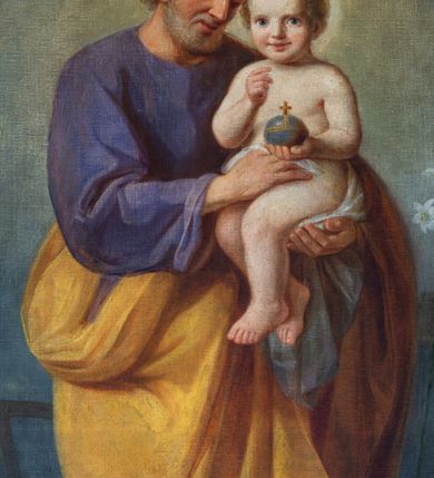 Zdjęcie nr 44: Nastawa architektoniczna, jednoosiowa, dwukondygnacyjna. Ołtarz prostopadłościenny, zwężający się ku dołowi, murowany, obłożony kamiennymi płytami, z krzyżem na froncie. 
Nastawa na niskim cokole, z wyodrębnionymi dwoma, ukośnie ustawionymi prostopadłościanami, z konsolami, dekorowanymi akantem i kampanulami. Pośrodku cokołu wyodrębniony postument dekorowany płyciną z akantem. Kondygnacja flankowana dwiema parami pilastrów o kanelowanych trzonach oraz ustawioną przed nimi parą kolumn o kapitelach kompozytowych. Podpory dźwigają pełne belkowanie, wyłamane na ich osi, z silnie wysuniętym gzymsem, z przerwanym architrawem i fryzem nad polem środkowym. Na belkowaniu fragmenty przerwanego, wolutowego przyczółka, zwrócone pod kątem, do wewnątrz. W polu środkowym wnęka w formie stojącego prostokąta zamkniętego łukiem półkolistym, ujęta profilowaną ramą dekorowaną na bokach kwiatami, zwieńczoną muszlą. We wnęce obraz św. Józefa z Dzieciątkiem. Poniżej wnęki płaskorzeźbione narzędzia stolarskie (piła, siekiera, kątownik, obcęgi) i stylizowany monogram świętego. Na konsolach, po bokach nastawy ustawione figury św. Wojciecha i św. Stanisława. Retabulum flankowane uszami utworzonymi z karbowanej wstęgi i ornamentu roślinnego. Druga kondygnacja węższa, ujęta ustawionymi pod kątem pilastrami, o trzonach dekorowanych kampanulami. Pilastry podtrzymują gzyms wyłamany na ich osi, nad polem przyjmujący kształt łuku półkolistego nadwieszonego. Na nim ustawione trzy wazony z kwiatami. W polu obraz św. Jana Kantego w formie stojącego owalu, ujęty ramą, dekorowaną ornamentem roślinnym. Struktura niemal w całości złocona, elementy cokołu i fryzu polichromowane w kolorze czerwonym, ornamentyka złocona. 
