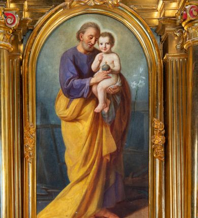 Zdjęcie nr 41: Nastawa architektoniczna, jednoosiowa, dwukondygnacyjna. Ołtarz prostopadłościenny, zwężający się ku dołowi, murowany, obłożony kamiennymi płytami, z krzyżem na froncie. 
Nastawa na niskim cokole, z wyodrębnionymi dwoma, ukośnie ustawionymi prostopadłościanami, z konsolami, dekorowanymi akantem i kampanulami. Pośrodku cokołu wyodrębniony postument dekorowany płyciną z akantem. Kondygnacja flankowana dwiema parami pilastrów o kanelowanych trzonach oraz ustawioną przed nimi parą kolumn o kapitelach kompozytowych. Podpory dźwigają pełne belkowanie, wyłamane na ich osi, z silnie wysuniętym gzymsem, z przerwanym architrawem i fryzem nad polem środkowym. Na belkowaniu fragmenty przerwanego, wolutowego przyczółka, zwrócone pod kątem, do wewnątrz. W polu środkowym wnęka w formie stojącego prostokąta zamkniętego łukiem półkolistym, ujęta profilowaną ramą dekorowaną na bokach kwiatami, zwieńczoną muszlą. We wnęce obraz św. Józefa z Dzieciątkiem. Poniżej wnęki płaskorzeźbione narzędzia stolarskie (piła, siekiera, kątownik, obcęgi) i stylizowany monogram świętego. Na konsolach, po bokach nastawy ustawione figury św. Wojciecha i św. Stanisława. Retabulum flankowane uszami utworzonymi z karbowanej wstęgi i ornamentu roślinnego. Druga kondygnacja węższa, ujęta ustawionymi pod kątem pilastrami, o trzonach dekorowanych kampanulami. Pilastry podtrzymują gzyms wyłamany na ich osi, nad polem przyjmujący kształt łuku półkolistego nadwieszonego. Na nim ustawione trzy wazony z kwiatami. W polu obraz św. Jana Kantego w formie stojącego owalu, ujęty ramą, dekorowaną ornamentem roślinnym. Struktura niemal w całości złocona, elementy cokołu i fryzu polichromowane w kolorze czerwonym, ornamentyka złocona. 
