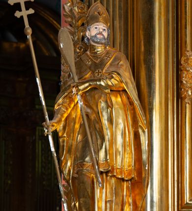 Zdjęcie nr 6: Nastawa architektoniczna, jednoosiowa, dwukondygnacyjna. Ołtarz prostopadłościenny, zwężający się ku dołowi, murowany, obłożony kamiennymi płytami, z krzyżem na froncie. 
Nastawa na niskim cokole, z wyodrębnionymi dwoma, ukośnie ustawionymi prostopadłościanami, z konsolami, dekorowanymi akantem i kampanulami. Pośrodku cokołu wyodrębniony postument dekorowany płyciną z akantem. Kondygnacja flankowana dwiema parami pilastrów o kanelowanych trzonach oraz ustawioną przed nimi parą kolumn o kapitelach kompozytowych. Podpory dźwigają pełne belkowanie, wyłamane na ich osi, z silnie wysuniętym gzymsem, z przerwanym architrawem i fryzem nad polem środkowym. Na belkowaniu fragmenty przerwanego, wolutowego przyczółka, zwrócone pod kątem, do wewnątrz. W polu środkowym wnęka w formie stojącego prostokąta zamkniętego łukiem półkolistym, ujęta profilowaną ramą dekorowaną na bokach kwiatami, zwieńczoną muszlą. We wnęce obraz św. Józefa z Dzieciątkiem. Poniżej wnęki płaskorzeźbione narzędzia stolarskie (piła, siekiera, kątownik, obcęgi) i stylizowany monogram świętego. Na konsolach, po bokach nastawy ustawione figury św. Wojciecha i św. Stanisława. Retabulum flankowane uszami utworzonymi z karbowanej wstęgi i ornamentu roślinnego. Druga kondygnacja węższa, ujęta ustawionymi pod kątem pilastrami, o trzonach dekorowanych kampanulami. Pilastry podtrzymują gzyms wyłamany na ich osi, nad polem przyjmujący kształt łuku półkolistego nadwieszonego. Na nim ustawione trzy wazony z kwiatami. W polu obraz św. Jana Kantego w formie stojącego owalu, ujęty ramą, dekorowaną ornamentem roślinnym. Struktura niemal w całości złocona, elementy cokołu i fryzu polichromowane w kolorze czerwonym, ornamentyka złocona. 
