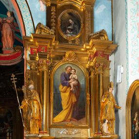 Zdjęcie nr 1: Nastawa architektoniczna, jednoosiowa, dwukondygnacyjna. Ołtarz prostopadłościenny, zwężający się ku dołowi, murowany, obłożony kamiennymi płytami, z krzyżem na froncie. 
Nastawa na niskim cokole, z wyodrębnionymi dwoma, ukośnie ustawionymi prostopadłościanami, z konsolami, dekorowanymi akantem i kampanulami. Pośrodku cokołu wyodrębniony postument dekorowany płyciną z akantem. Kondygnacja flankowana dwiema parami pilastrów o kanelowanych trzonach oraz ustawioną przed nimi parą kolumn o kapitelach kompozytowych. Podpory dźwigają pełne belkowanie, wyłamane na ich osi, z silnie wysuniętym gzymsem, z przerwanym architrawem i fryzem nad polem środkowym. Na belkowaniu fragmenty przerwanego, wolutowego przyczółka, zwrócone pod kątem, do wewnątrz. W polu środkowym wnęka w formie stojącego prostokąta zamkniętego łukiem półkolistym, ujęta profilowaną ramą dekorowaną na bokach kwiatami, zwieńczoną muszlą. We wnęce obraz św. Józefa z Dzieciątkiem. Poniżej wnęki płaskorzeźbione narzędzia stolarskie (piła, siekiera, kątownik, obcęgi) i stylizowany monogram świętego. Na konsolach, po bokach nastawy ustawione figury św. Wojciecha i św. Stanisława. Retabulum flankowane uszami utworzonymi z karbowanej wstęgi i ornamentu roślinnego. Druga kondygnacja węższa, ujęta ustawionymi pod kątem pilastrami, o trzonach dekorowanych kampanulami. Pilastry podtrzymują gzyms wyłamany na ich osi, nad polem przyjmujący kształt łuku półkolistego nadwieszonego. Na nim ustawione trzy wazony z kwiatami. W polu obraz św. Jana Kantego w formie stojącego owalu, ujęty ramą, dekorowaną ornamentem roślinnym. Struktura niemal w całości złocona, elementy cokołu i fryzu polichromowane w kolorze czerwonym, ornamentyka złocona. 
