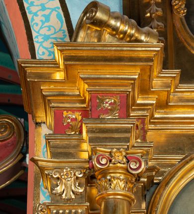 Zdjęcie nr 9: Nastawa architektoniczna, jednoosiowa, dwukondygnacyjna. Ołtarz prostopadłościenny, zwężający się ku dołowi, murowany, obłożony kamiennymi płytami, z krzyżem na froncie. 
Nastawa na niskim cokole, z wyodrębnionymi dwoma, ukośnie ustawionymi prostopadłościanami, z konsolami, dekorowanymi akantem i kampanulami. Pośrodku cokołu wyodrębniony postument dekorowany płyciną z akantem. Kondygnacja flankowana dwiema parami pilastrów o kanelowanych trzonach oraz ustawioną przed nimi parą kolumn o kapitelach kompozytowych. Podpory dźwigają pełne belkowanie, wyłamane na ich osi, z silnie wysuniętym gzymsem, z przerwanym architrawem i fryzem nad polem środkowym. Na belkowaniu fragmenty przerwanego, wolutowego przyczółka, zwrócone pod kątem, do wewnątrz. W polu środkowym wnęka w formie stojącego prostokąta zamkniętego łukiem półkolistym, ujęta profilowaną ramą dekorowaną na bokach kwiatami, zwieńczoną muszlą. We wnęce obraz św. Józefa z Dzieciątkiem. Poniżej wnęki płaskorzeźbione narzędzia stolarskie (piła, siekiera, kątownik, obcęgi) i stylizowany monogram świętego. Na konsolach, po bokach nastawy ustawione figury św. Wojciecha i św. Stanisława. Retabulum flankowane uszami utworzonymi z karbowanej wstęgi i ornamentu roślinnego. Druga kondygnacja węższa, ujęta ustawionymi pod kątem pilastrami, o trzonach dekorowanych kampanulami. Pilastry podtrzymują gzyms wyłamany na ich osi, nad polem przyjmujący kształt łuku półkolistego nadwieszonego. Na nim ustawione trzy wazony z kwiatami. W polu obraz św. Jana Kantego w formie stojącego owalu, ujęty ramą, dekorowaną ornamentem roślinnym. Struktura niemal w całości złocona, elementy cokołu i fryzu polichromowane w kolorze czerwonym, ornamentyka złocona. 
