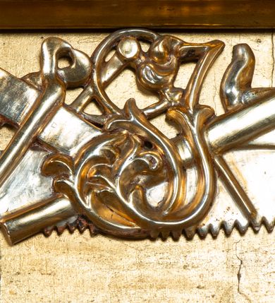 Zdjęcie nr 11: Nastawa architektoniczna, jednoosiowa, dwukondygnacyjna. Ołtarz prostopadłościenny, zwężający się ku dołowi, murowany, obłożony kamiennymi płytami, z krzyżem na froncie. 
Nastawa na niskim cokole, z wyodrębnionymi dwoma, ukośnie ustawionymi prostopadłościanami, z konsolami, dekorowanymi akantem i kampanulami. Pośrodku cokołu wyodrębniony postument dekorowany płyciną z akantem. Kondygnacja flankowana dwiema parami pilastrów o kanelowanych trzonach oraz ustawioną przed nimi parą kolumn o kapitelach kompozytowych. Podpory dźwigają pełne belkowanie, wyłamane na ich osi, z silnie wysuniętym gzymsem, z przerwanym architrawem i fryzem nad polem środkowym. Na belkowaniu fragmenty przerwanego, wolutowego przyczółka, zwrócone pod kątem, do wewnątrz. W polu środkowym wnęka w formie stojącego prostokąta zamkniętego łukiem półkolistym, ujęta profilowaną ramą dekorowaną na bokach kwiatami, zwieńczoną muszlą. We wnęce obraz św. Józefa z Dzieciątkiem. Poniżej wnęki płaskorzeźbione narzędzia stolarskie (piła, siekiera, kątownik, obcęgi) i stylizowany monogram świętego. Na konsolach, po bokach nastawy ustawione figury św. Wojciecha i św. Stanisława. Retabulum flankowane uszami utworzonymi z karbowanej wstęgi i ornamentu roślinnego. Druga kondygnacja węższa, ujęta ustawionymi pod kątem pilastrami, o trzonach dekorowanych kampanulami. Pilastry podtrzymują gzyms wyłamany na ich osi, nad polem przyjmujący kształt łuku półkolistego nadwieszonego. Na nim ustawione trzy wazony z kwiatami. W polu obraz św. Jana Kantego w formie stojącego owalu, ujęty ramą, dekorowaną ornamentem roślinnym. Struktura niemal w całości złocona, elementy cokołu i fryzu polichromowane w kolorze czerwonym, ornamentyka złocona. 
