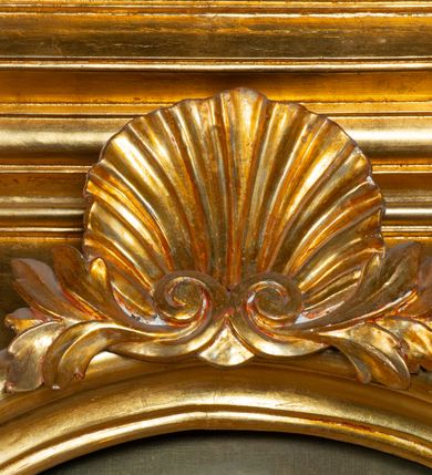 Zdjęcie nr 12: Nastawa architektoniczna, jednoosiowa, dwukondygnacyjna. Ołtarz prostopadłościenny, zwężający się ku dołowi, murowany, obłożony kamiennymi płytami, z krzyżem na froncie. 
Nastawa na niskim cokole, z wyodrębnionymi dwoma, ukośnie ustawionymi prostopadłościanami, z konsolami, dekorowanymi akantem i kampanulami. Pośrodku cokołu wyodrębniony postument dekorowany płyciną z akantem. Kondygnacja flankowana dwiema parami pilastrów o kanelowanych trzonach oraz ustawioną przed nimi parą kolumn o kapitelach kompozytowych. Podpory dźwigają pełne belkowanie, wyłamane na ich osi, z silnie wysuniętym gzymsem, z przerwanym architrawem i fryzem nad polem środkowym. Na belkowaniu fragmenty przerwanego, wolutowego przyczółka, zwrócone pod kątem, do wewnątrz. W polu środkowym wnęka w formie stojącego prostokąta zamkniętego łukiem półkolistym, ujęta profilowaną ramą dekorowaną na bokach kwiatami, zwieńczoną muszlą. We wnęce obraz św. Józefa z Dzieciątkiem. Poniżej wnęki płaskorzeźbione narzędzia stolarskie (piła, siekiera, kątownik, obcęgi) i stylizowany monogram świętego. Na konsolach, po bokach nastawy ustawione figury św. Wojciecha i św. Stanisława. Retabulum flankowane uszami utworzonymi z karbowanej wstęgi i ornamentu roślinnego. Druga kondygnacja węższa, ujęta ustawionymi pod kątem pilastrami, o trzonach dekorowanych kampanulami. Pilastry podtrzymują gzyms wyłamany na ich osi, nad polem przyjmujący kształt łuku półkolistego nadwieszonego. Na nim ustawione trzy wazony z kwiatami. W polu obraz św. Jana Kantego w formie stojącego owalu, ujęty ramą, dekorowaną ornamentem roślinnym. Struktura niemal w całości złocona, elementy cokołu i fryzu polichromowane w kolorze czerwonym, ornamentyka złocona. 
