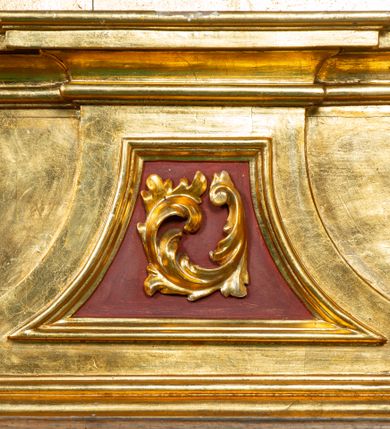 Zdjęcie nr 20: Nastawa architektoniczna, jednoosiowa, dwukondygnacyjna. Ołtarz prostopadłościenny, zwężający się ku dołowi, murowany, obłożony kamiennymi płytami, z krzyżem na froncie. 
Nastawa na niskim cokole, z wyodrębnionymi dwoma, ukośnie ustawionymi prostopadłościanami, z konsolami, dekorowanymi akantem i kampanulami. Pośrodku cokołu wyodrębniony postument dekorowany płyciną z akantem. Kondygnacja flankowana dwiema parami pilastrów o kanelowanych trzonach oraz ustawioną przed nimi parą kolumn o kapitelach kompozytowych. Podpory dźwigają pełne belkowanie, wyłamane na ich osi, z silnie wysuniętym gzymsem, z przerwanym architrawem i fryzem nad polem środkowym. Na belkowaniu fragmenty przerwanego, wolutowego przyczółka, zwrócone pod kątem, do wewnątrz. W polu środkowym wnęka w formie stojącego prostokąta zamkniętego łukiem półkolistym, ujęta profilowaną ramą dekorowaną na bokach kwiatami, zwieńczoną muszlą. We wnęce obraz św. Józefa z Dzieciątkiem. Poniżej wnęki płaskorzeźbione narzędzia stolarskie (piła, siekiera, kątownik, obcęgi) i stylizowany monogram świętego. Na konsolach, po bokach nastawy ustawione figury św. Wojciecha i św. Stanisława. Retabulum flankowane uszami utworzonymi z karbowanej wstęgi i ornamentu roślinnego. Druga kondygnacja węższa, ujęta ustawionymi pod kątem pilastrami, o trzonach dekorowanych kampanulami. Pilastry podtrzymują gzyms wyłamany na ich osi, nad polem przyjmujący kształt łuku półkolistego nadwieszonego. Na nim ustawione trzy wazony z kwiatami. W polu obraz św. Jana Kantego w formie stojącego owalu, ujęty ramą, dekorowaną ornamentem roślinnym. Struktura niemal w całości złocona, elementy cokołu i fryzu polichromowane w kolorze czerwonym, ornamentyka złocona. 
