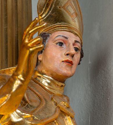 Zdjęcie nr 23: Nastawa architektoniczna, jednoosiowa, dwukondygnacyjna. Ołtarz prostopadłościenny, zwężający się ku dołowi, murowany, obłożony kamiennymi płytami, z krzyżem na froncie. 
Nastawa na niskim cokole, z wyodrębnionymi dwoma, ukośnie ustawionymi prostopadłościanami, z konsolami, dekorowanymi akantem i kampanulami. Pośrodku cokołu wyodrębniony postument dekorowany płyciną z akantem. Kondygnacja flankowana dwiema parami pilastrów o kanelowanych trzonach oraz ustawioną przed nimi parą kolumn o kapitelach kompozytowych. Podpory dźwigają pełne belkowanie, wyłamane na ich osi, z silnie wysuniętym gzymsem, z przerwanym architrawem i fryzem nad polem środkowym. Na belkowaniu fragmenty przerwanego, wolutowego przyczółka, zwrócone pod kątem, do wewnątrz. W polu środkowym wnęka w formie stojącego prostokąta zamkniętego łukiem półkolistym, ujęta profilowaną ramą dekorowaną na bokach kwiatami, zwieńczoną muszlą. We wnęce obraz św. Józefa z Dzieciątkiem. Poniżej wnęki płaskorzeźbione narzędzia stolarskie (piła, siekiera, kątownik, obcęgi) i stylizowany monogram świętego. Na konsolach, po bokach nastawy ustawione figury św. Wojciecha i św. Stanisława. Retabulum flankowane uszami utworzonymi z karbowanej wstęgi i ornamentu roślinnego. Druga kondygnacja węższa, ujęta ustawionymi pod kątem pilastrami, o trzonach dekorowanych kampanulami. Pilastry podtrzymują gzyms wyłamany na ich osi, nad polem przyjmujący kształt łuku półkolistego nadwieszonego. Na nim ustawione trzy wazony z kwiatami. W polu obraz św. Jana Kantego w formie stojącego owalu, ujęty ramą, dekorowaną ornamentem roślinnym. Struktura niemal w całości złocona, elementy cokołu i fryzu polichromowane w kolorze czerwonym, ornamentyka złocona. 
