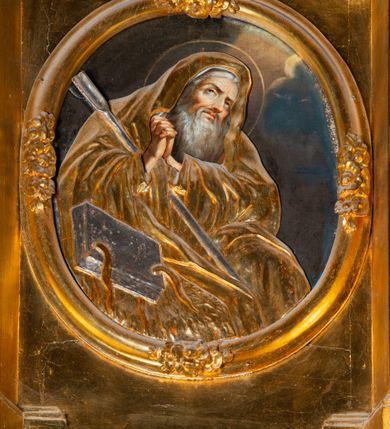 Zdjęcie nr 14: Nastawa architektoniczna, jednoosiowa, dwukondygnacyjna. Ołtarz murowany, prostopadłościenny, obity metalową blachą, zdobioną trybowaną kratownicą i gwiazdkami. Wewnątrz grób Chrystusa ze współczesną rzeźbą. Nastawa na niskim cokole, z wyodrębnionymi dwoma, ukośnie ustawionymi prostopadłościanami, z konsolami, dekorowanymi akantem i kampanulami. Pośrodku cokołu zamontowany obraz św. Faustyny w kształcie wieloboku. Kondygnacja flankowana dwiema parami pilastrów o kanelowanych trzonach oraz ustawioną przed nimi parą kolumn o kapitelach kompozytowych. Podpory dźwigają pełne belkowanie, wyłamane na ich osi, z silnie wysuniętym gzymsem, z przerwanym architrawem i fryzem nad polem środkowym. Na belkowaniu fragmenty przerwanego, wolutowego przyczółka, zwrócone pod kątem, do wewnątrz. W polu środkowym wnęka w formie stojącego prostokąta zamkniętego łukiem półkolistym, ujęta profilowaną ramą dekorowaną na bokach kwiatami, zwieńczoną muszlą. We wnęce obraz „Jezu Ufam Tobie”. Na konsolach, po bokach nastawy ustawione figury św. Kazimierza i św. Jana Kantego. Nastawa flankowana uszami utworzonymi z karbowanej wstęgi i ornamentu roślinnego. Druga kondygnacja węższa, flankowana ustawionymi pod kątem pilastrami, o trzonach dekorowanych kampanulami. Pilastry podtrzymują gzyms wyłamany na ich osi, nad polem przyjmujący kształt łuku półkolistego nadwieszonego. Na nim ustawione dwa wazony z kwiatami i bukiet kwiatów. W polu obraz św. Joachima w formie stojącego owalu, ujęty ramą, dekorowaną ornamentem roślinnym. Struktura niemal w całości złocona, elementy cokołu i fryzu polichromowane w kolorze czerwonym, ornamentyka złocona. 


