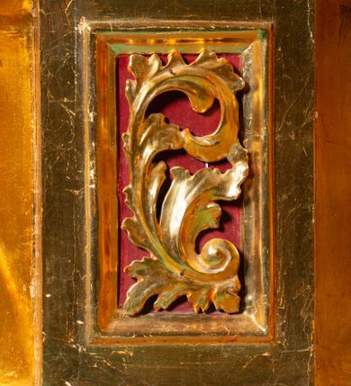 Zdjęcie nr 24: Nastawa architektoniczna, jednoosiowa, dwukondygnacyjna. Ołtarz murowany, prostopadłościenny, obity metalową blachą, zdobioną trybowaną kratownicą i gwiazdkami. Wewnątrz grób Chrystusa ze współczesną rzeźbą. Nastawa na niskim cokole, z wyodrębnionymi dwoma, ukośnie ustawionymi prostopadłościanami, z konsolami, dekorowanymi akantem i kampanulami. Pośrodku cokołu zamontowany obraz św. Faustyny w kształcie wieloboku. Kondygnacja flankowana dwiema parami pilastrów o kanelowanych trzonach oraz ustawioną przed nimi parą kolumn o kapitelach kompozytowych. Podpory dźwigają pełne belkowanie, wyłamane na ich osi, z silnie wysuniętym gzymsem, z przerwanym architrawem i fryzem nad polem środkowym. Na belkowaniu fragmenty przerwanego, wolutowego przyczółka, zwrócone pod kątem, do wewnątrz. W polu środkowym wnęka w formie stojącego prostokąta zamkniętego łukiem półkolistym, ujęta profilowaną ramą dekorowaną na bokach kwiatami, zwieńczoną muszlą. We wnęce obraz „Jezu Ufam Tobie”. Na konsolach, po bokach nastawy ustawione figury św. Kazimierza i św. Jana Kantego. Nastawa flankowana uszami utworzonymi z karbowanej wstęgi i ornamentu roślinnego. Druga kondygnacja węższa, flankowana ustawionymi pod kątem pilastrami, o trzonach dekorowanych kampanulami. Pilastry podtrzymują gzyms wyłamany na ich osi, nad polem przyjmujący kształt łuku półkolistego nadwieszonego. Na nim ustawione dwa wazony z kwiatami i bukiet kwiatów. W polu obraz św. Joachima w formie stojącego owalu, ujęty ramą, dekorowaną ornamentem roślinnym. Struktura niemal w całości złocona, elementy cokołu i fryzu polichromowane w kolorze czerwonym, ornamentyka złocona. 


