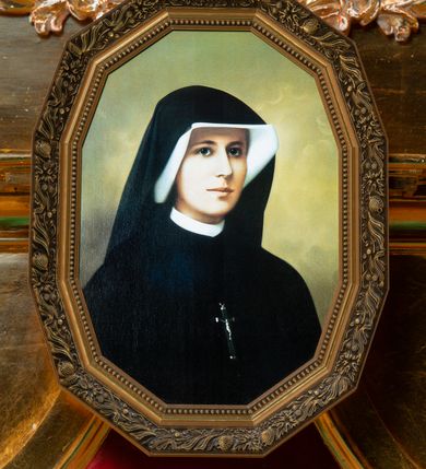 Zdjęcie nr 47: Nastawa architektoniczna, jednoosiowa, dwukondygnacyjna. Ołtarz murowany, prostopadłościenny, obity metalową blachą, zdobioną trybowaną kratownicą i gwiazdkami. Wewnątrz grób Chrystusa ze współczesną rzeźbą. Nastawa na niskim cokole, z wyodrębnionymi dwoma, ukośnie ustawionymi prostopadłościanami, z konsolami, dekorowanymi akantem i kampanulami. Pośrodku cokołu zamontowany obraz św. Faustyny w kształcie wieloboku. Kondygnacja flankowana dwiema parami pilastrów o kanelowanych trzonach oraz ustawioną przed nimi parą kolumn o kapitelach kompozytowych. Podpory dźwigają pełne belkowanie, wyłamane na ich osi, z silnie wysuniętym gzymsem, z przerwanym architrawem i fryzem nad polem środkowym. Na belkowaniu fragmenty przerwanego, wolutowego przyczółka, zwrócone pod kątem, do wewnątrz. W polu środkowym wnęka w formie stojącego prostokąta zamkniętego łukiem półkolistym, ujęta profilowaną ramą dekorowaną na bokach kwiatami, zwieńczoną muszlą. We wnęce obraz „Jezu Ufam Tobie”. Na konsolach, po bokach nastawy ustawione figury św. Kazimierza i św. Jana Kantego. Nastawa flankowana uszami utworzonymi z karbowanej wstęgi i ornamentu roślinnego. Druga kondygnacja węższa, flankowana ustawionymi pod kątem pilastrami, o trzonach dekorowanych kampanulami. Pilastry podtrzymują gzyms wyłamany na ich osi, nad polem przyjmujący kształt łuku półkolistego nadwieszonego. Na nim ustawione dwa wazony z kwiatami i bukiet kwiatów. W polu obraz św. Joachima w formie stojącego owalu, ujęty ramą, dekorowaną ornamentem roślinnym. Struktura niemal w całości złocona, elementy cokołu i fryzu polichromowane w kolorze czerwonym, ornamentyka złocona. 


