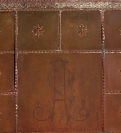 Zdjęcie nr 49: Nastawa architektoniczna, jednoosiowa, dwukondygnacyjna. Ołtarz murowany, prostopadłościenny, obity metalową blachą, zdobioną trybowaną kratownicą i gwiazdkami. Wewnątrz grób Chrystusa ze współczesną rzeźbą. Nastawa na niskim cokole, z wyodrębnionymi dwoma, ukośnie ustawionymi prostopadłościanami, z konsolami, dekorowanymi akantem i kampanulami. Pośrodku cokołu zamontowany obraz św. Faustyny w kształcie wieloboku. Kondygnacja flankowana dwiema parami pilastrów o kanelowanych trzonach oraz ustawioną przed nimi parą kolumn o kapitelach kompozytowych. Podpory dźwigają pełne belkowanie, wyłamane na ich osi, z silnie wysuniętym gzymsem, z przerwanym architrawem i fryzem nad polem środkowym. Na belkowaniu fragmenty przerwanego, wolutowego przyczółka, zwrócone pod kątem, do wewnątrz. W polu środkowym wnęka w formie stojącego prostokąta zamkniętego łukiem półkolistym, ujęta profilowaną ramą dekorowaną na bokach kwiatami, zwieńczoną muszlą. We wnęce obraz „Jezu Ufam Tobie”. Na konsolach, po bokach nastawy ustawione figury św. Kazimierza i św. Jana Kantego. Nastawa flankowana uszami utworzonymi z karbowanej wstęgi i ornamentu roślinnego. Druga kondygnacja węższa, flankowana ustawionymi pod kątem pilastrami, o trzonach dekorowanych kampanulami. Pilastry podtrzymują gzyms wyłamany na ich osi, nad polem przyjmujący kształt łuku półkolistego nadwieszonego. Na nim ustawione dwa wazony z kwiatami i bukiet kwiatów. W polu obraz św. Joachima w formie stojącego owalu, ujęty ramą, dekorowaną ornamentem roślinnym. Struktura niemal w całości złocona, elementy cokołu i fryzu polichromowane w kolorze czerwonym, ornamentyka złocona. 



