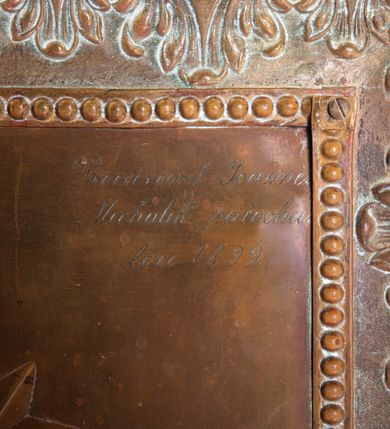 Zdjęcie nr 50: Nastawa architektoniczna, jednoosiowa, dwukondygnacyjna. Ołtarz murowany, prostopadłościenny, obity metalową blachą, zdobioną trybowaną kratownicą i gwiazdkami. Wewnątrz grób Chrystusa ze współczesną rzeźbą. Nastawa na niskim cokole, z wyodrębnionymi dwoma, ukośnie ustawionymi prostopadłościanami, z konsolami, dekorowanymi akantem i kampanulami. Pośrodku cokołu zamontowany obraz św. Faustyny w kształcie wieloboku. Kondygnacja flankowana dwiema parami pilastrów o kanelowanych trzonach oraz ustawioną przed nimi parą kolumn o kapitelach kompozytowych. Podpory dźwigają pełne belkowanie, wyłamane na ich osi, z silnie wysuniętym gzymsem, z przerwanym architrawem i fryzem nad polem środkowym. Na belkowaniu fragmenty przerwanego, wolutowego przyczółka, zwrócone pod kątem, do wewnątrz. W polu środkowym wnęka w formie stojącego prostokąta zamkniętego łukiem półkolistym, ujęta profilowaną ramą dekorowaną na bokach kwiatami, zwieńczoną muszlą. We wnęce obraz „Jezu Ufam Tobie”. Na konsolach, po bokach nastawy ustawione figury św. Kazimierza i św. Jana Kantego. Nastawa flankowana uszami utworzonymi z karbowanej wstęgi i ornamentu roślinnego. Druga kondygnacja węższa, flankowana ustawionymi pod kątem pilastrami, o trzonach dekorowanych kampanulami. Pilastry podtrzymują gzyms wyłamany na ich osi, nad polem przyjmujący kształt łuku półkolistego nadwieszonego. Na nim ustawione dwa wazony z kwiatami i bukiet kwiatów. W polu obraz św. Joachima w formie stojącego owalu, ujęty ramą, dekorowaną ornamentem roślinnym. Struktura niemal w całości złocona, elementy cokołu i fryzu polichromowane w kolorze czerwonym, ornamentyka złocona. 


