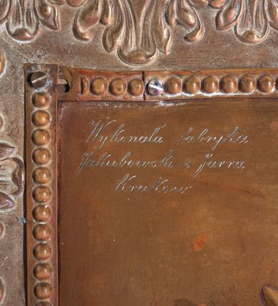 Zdjęcie nr 51: Nastawa architektoniczna, jednoosiowa, dwukondygnacyjna. Ołtarz murowany, prostopadłościenny, obity metalową blachą, zdobioną trybowaną kratownicą i gwiazdkami. Wewnątrz grób Chrystusa ze współczesną rzeźbą. Nastawa na niskim cokole, z wyodrębnionymi dwoma, ukośnie ustawionymi prostopadłościanami, z konsolami, dekorowanymi akantem i kampanulami. Pośrodku cokołu zamontowany obraz św. Faustyny w kształcie wieloboku. Kondygnacja flankowana dwiema parami pilastrów o kanelowanych trzonach oraz ustawioną przed nimi parą kolumn o kapitelach kompozytowych. Podpory dźwigają pełne belkowanie, wyłamane na ich osi, z silnie wysuniętym gzymsem, z przerwanym architrawem i fryzem nad polem środkowym. Na belkowaniu fragmenty przerwanego, wolutowego przyczółka, zwrócone pod kątem, do wewnątrz. W polu środkowym wnęka w formie stojącego prostokąta zamkniętego łukiem półkolistym, ujęta profilowaną ramą dekorowaną na bokach kwiatami, zwieńczoną muszlą. We wnęce obraz „Jezu Ufam Tobie”. Na konsolach, po bokach nastawy ustawione figury św. Kazimierza i św. Jana Kantego. Nastawa flankowana uszami utworzonymi z karbowanej wstęgi i ornamentu roślinnego. Druga kondygnacja węższa, flankowana ustawionymi pod kątem pilastrami, o trzonach dekorowanych kampanulami. Pilastry podtrzymują gzyms wyłamany na ich osi, nad polem przyjmujący kształt łuku półkolistego nadwieszonego. Na nim ustawione dwa wazony z kwiatami i bukiet kwiatów. W polu obraz św. Joachima w formie stojącego owalu, ujęty ramą, dekorowaną ornamentem roślinnym. Struktura niemal w całości złocona, elementy cokołu i fryzu polichromowane w kolorze czerwonym, ornamentyka złocona. 


