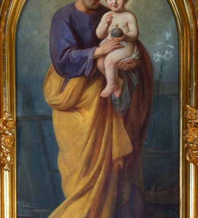 Zdjęcie nr 2: Obraz w formie stojącego prostokąta, zamkniętego łukiem półkolistym. W centrum kompozycji św. Józef ukazany w całej postaci, zwrócony w trzech czwartych w lewo, z pochyloną głową, na lewym przedramieniu podtrzymuje Dzieciątko, prawą rękę kładzie na jego kolanach. Twarz ma kwadratową, o wysokim czole, okrągłych oczach skierowanych w dół, dużym nosie i pełnych ustach, okoloną siwą brodą oraz jasnymi, krótkimi włosami. Ubrany jest w jasnofioletową tunikę i żółty płaszcz przerzucony przez lewe ramię i zawiązany wokół postaci. Dzieciątko ukazane w pozycji siedzącej, zwrócone trzy czwarte w prawo, w lewej rączce trzyma jabłko królewskie, a prawą błogosławi. Twarz ma kwadratową, o dużych, okrągłych oczach, małym nosie i pełnych ustach, okoloną krótkimi, jasnymi włosami. Dzieciątko w partii bioder przewiązane białą pieluszką. Postacie ukazane we wnętrzu warsztatu, z widocznym w tle stołem oraz narzędziami stolarskimi. Po prawej stronie kompozycji gałązka lilii. Tło szaro-niebieskie, rozjaśnione w górnej części obrazu, wokół głów postaci. Po prawej stronie obrazu sygnatura: „Wojciech Eljasz 1855”. Rama drewniana, profilowana, złocona, po bokach zdobiona rzeźbionym ornamentem kwiatowym, w zwieńczeniu muszlą palmetową.