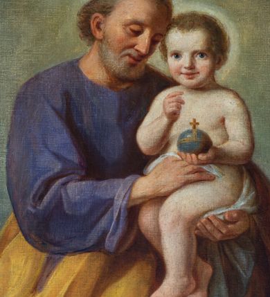 Zdjęcie nr 4: Obraz w formie stojącego prostokąta, zamkniętego łukiem półkolistym. W centrum kompozycji św. Józef ukazany w całej postaci, zwrócony w trzech czwartych w lewo, z pochyloną głową, na lewym przedramieniu podtrzymuje Dzieciątko, prawą rękę kładzie na jego kolanach. Twarz ma kwadratową, o wysokim czole, okrągłych oczach skierowanych w dół, dużym nosie i pełnych ustach, okoloną siwą brodą oraz jasnymi, krótkimi włosami. Ubrany jest w jasnofioletową tunikę i żółty płaszcz przerzucony przez lewe ramię i zawiązany wokół postaci. Dzieciątko ukazane w pozycji siedzącej, zwrócone trzy czwarte w prawo, w lewej rączce trzyma jabłko królewskie, a prawą błogosławi. Twarz ma kwadratową, o dużych, okrągłych oczach, małym nosie i pełnych ustach, okoloną krótkimi, jasnymi włosami. Dzieciątko w partii bioder przewiązane białą pieluszką. Postacie ukazane we wnętrzu warsztatu, z widocznym w tle stołem oraz narzędziami stolarskimi. Po prawej stronie kompozycji gałązka lilii. Tło szaro-niebieskie, rozjaśnione w górnej części obrazu, wokół głów postaci. Po prawej stronie obrazu sygnatura: „Wojciech Eljasz 1855”. Rama drewniana, profilowana, złocona, po bokach zdobiona rzeźbionym ornamentem kwiatowym, w zwieńczeniu muszlą palmetową.