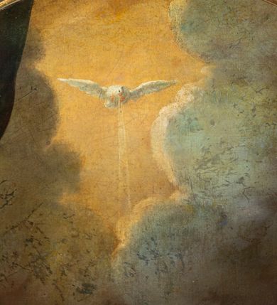 Zdjęcie nr 9: Obraz w kształcie stojącego prostokąta, zamknięty półkoliście z przedstawieniem św. Anny Samotrzeć. W centrum kompozycji ukazane zostały w pozycji siedzącej: po prawej św. Anna na czerwonym krześle, a po lewej Matka Boska z Dzieciątkiem Jezus, siedzącymi na zielonym tronie. Obie kobiety zwrócone są ku sobie. Święta Anna delikatnie pochyla się w stronę Dzieciątka i prawą ręką ujmuje je za lewą rączkę. Święta ma szczupłą twarz o starczych rysach, oczach podkreślonych cieniami i długim nosie. Ubrana jest w zieloną suknię oraz czerwony płaszcz zarzucony na plecy i kolana; na głowie ma biały welon, a wokół niej świetlisty nimb. Po lewej stronie Maria obejmuje obiema rękami Dzieciątko. Twarz pełna o bardzo jasnej karnacji, dużych oczach, długim nosie, drobnych ustach i z zaznaczonym wyraźnie podbródkiem; włosy brązowe, upięte z tyłu głowy, wokół której świetlisty nimb. Ubrana jest w czerwoną suknię oraz przerzucony przez ramiona i spływający na plecy niebieski płaszcz oraz biały welon na głowie. Dzieciątko ukazane frontalnie, półleżące z lewą nóżką delikatnie uniesioną, lewą ręką ujmuje dłoń św. Anny, a w prawej trzyma krzyż. Twarz owalna o delikatnych rysach, włosy krótkie i kędzierzawe, wokół głowy ma świetlisty nimb. Przewiązany jest w biodrach białą tkaniną. W górnej części kompozycji znajduje się gołębica Ducha Świętego z rozpostartymi szeroko skrzydłami na tle złotego nieba. W tle obrazu skłębione, ciemne obłoki. Po lewej stronie kompozycji fragment ciemnej, podwieszonej kotary. Kolorystyka ciemnobrunatna o intensywnych kolorach szat. Rama drewniana, profilowana, złocona.