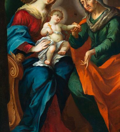 Zdjęcie nr 2: Obraz w kształcie stojącego prostokąta, zamknięty półkoliście z przedstawieniem św. Anny Samotrzeć. W centrum kompozycji ukazane zostały w pozycji siedzącej: po prawej św. Anna na czerwonym krześle, a po lewej Matka Boska z Dzieciątkiem Jezus, siedzącymi na zielonym tronie. Obie kobiety zwrócone są ku sobie. Święta Anna delikatnie pochyla się w stronę Dzieciątka i prawą ręką ujmuje je za lewą rączkę. Święta ma szczupłą twarz o starczych rysach, oczach podkreślonych cieniami i długim nosie. Ubrana jest w zieloną suknię oraz czerwony płaszcz zarzucony na plecy i kolana; na głowie ma biały welon, a wokół niej świetlisty nimb. Po lewej stronie Maria obejmuje obiema rękami Dzieciątko. Twarz pełna o bardzo jasnej karnacji, dużych oczach, długim nosie, drobnych ustach i z zaznaczonym wyraźnie podbródkiem; włosy brązowe, upięte z tyłu głowy, wokół której świetlisty nimb. Ubrana jest w czerwoną suknię oraz przerzucony przez ramiona i spływający na plecy niebieski płaszcz oraz biały welon na głowie. Dzieciątko ukazane frontalnie, półleżące z lewą nóżką delikatnie uniesioną, lewą ręką ujmuje dłoń św. Anny, a w prawej trzyma krzyż. Twarz owalna o delikatnych rysach, włosy krótkie i kędzierzawe, wokół głowy ma świetlisty nimb. Przewiązany jest w biodrach białą tkaniną. W górnej części kompozycji znajduje się gołębica Ducha Świętego z rozpostartymi szeroko skrzydłami na tle złotego nieba. W tle obrazu skłębione, ciemne obłoki. Po lewej stronie kompozycji fragment ciemnej, podwieszonej kotary. Kolorystyka ciemnobrunatna o intensywnych kolorach szat. Rama drewniana, profilowana, złocona.