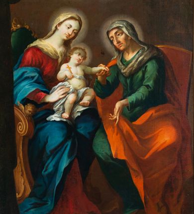 Zdjęcie nr 1: Obraz w kształcie stojącego prostokąta, zamknięty półkoliście z przedstawieniem św. Anny Samotrzeć. W centrum kompozycji ukazane zostały w pozycji siedzącej: po prawej św. Anna na czerwonym krześle, a po lewej Matka Boska z Dzieciątkiem Jezus, siedzącymi na zielonym tronie. Obie kobiety zwrócone są ku sobie. Święta Anna delikatnie pochyla się w stronę Dzieciątka i prawą ręką ujmuje je za lewą rączkę. Święta ma szczupłą twarz o starczych rysach, oczach podkreślonych cieniami i długim nosie. Ubrana jest w zieloną suknię oraz czerwony płaszcz zarzucony na plecy i kolana; na głowie ma biały welon, a wokół niej świetlisty nimb. Po lewej stronie Maria obejmuje obiema rękami Dzieciątko. Twarz pełna o bardzo jasnej karnacji, dużych oczach, długim nosie, drobnych ustach i z zaznaczonym wyraźnie podbródkiem; włosy brązowe, upięte z tyłu głowy, wokół której świetlisty nimb. Ubrana jest w czerwoną suknię oraz przerzucony przez ramiona i spływający na plecy niebieski płaszcz oraz biały welon na głowie. Dzieciątko ukazane frontalnie, półleżące z lewą nóżką delikatnie uniesioną, lewą ręką ujmuje dłoń św. Anny, a w prawej trzyma krzyż. Twarz owalna o delikatnych rysach, włosy krótkie i kędzierzawe, wokół głowy ma świetlisty nimb. Przewiązany jest w biodrach białą tkaniną. W górnej części kompozycji znajduje się gołębica Ducha Świętego z rozpostartymi szeroko skrzydłami na tle złotego nieba. W tle obrazu skłębione, ciemne obłoki. Po lewej stronie kompozycji fragment ciemnej, podwieszonej kotary. Kolorystyka ciemnobrunatna o intensywnych kolorach szat. Rama drewniana, profilowana, złocona.