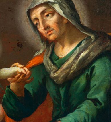 Zdjęcie nr 11: Obraz w kształcie stojącego prostokąta, zamknięty półkoliście z przedstawieniem św. Anny Samotrzeć. W centrum kompozycji ukazane zostały w pozycji siedzącej: po prawej św. Anna na czerwonym krześle, a po lewej Matka Boska z Dzieciątkiem Jezus, siedzącymi na zielonym tronie. Obie kobiety zwrócone są ku sobie. Święta Anna delikatnie pochyla się w stronę Dzieciątka i prawą ręką ujmuje je za lewą rączkę. Święta ma szczupłą twarz o starczych rysach, oczach podkreślonych cieniami i długim nosie. Ubrana jest w zieloną suknię oraz czerwony płaszcz zarzucony na plecy i kolana; na głowie ma biały welon, a wokół niej świetlisty nimb. Po lewej stronie Maria obejmuje obiema rękami Dzieciątko. Twarz pełna o bardzo jasnej karnacji, dużych oczach, długim nosie, drobnych ustach i z zaznaczonym wyraźnie podbródkiem; włosy brązowe, upięte z tyłu głowy, wokół której świetlisty nimb. Ubrana jest w czerwoną suknię oraz przerzucony przez ramiona i spływający na plecy niebieski płaszcz oraz biały welon na głowie. Dzieciątko ukazane frontalnie, półleżące z lewą nóżką delikatnie uniesioną, lewą ręką ujmuje dłoń św. Anny, a w prawej trzyma krzyż. Twarz owalna o delikatnych rysach, włosy krótkie i kędzierzawe, wokół głowy ma świetlisty nimb. Przewiązany jest w biodrach białą tkaniną. W górnej części kompozycji znajduje się gołębica Ducha Świętego z rozpostartymi szeroko skrzydłami na tle złotego nieba. W tle obrazu skłębione, ciemne obłoki. Po lewej stronie kompozycji fragment ciemnej, podwieszonej kotary. Kolorystyka ciemnobrunatna o intensywnych kolorach szat. Rama drewniana, profilowana, złocona.