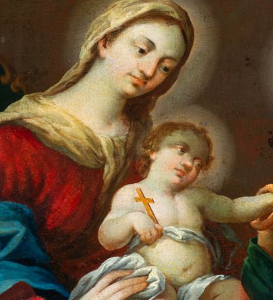 Zdjęcie nr 12: Obraz w kształcie stojącego prostokąta, zamknięty półkoliście z przedstawieniem św. Anny Samotrzeć. W centrum kompozycji ukazane zostały w pozycji siedzącej: po prawej św. Anna na czerwonym krześle, a po lewej Matka Boska z Dzieciątkiem Jezus, siedzącymi na zielonym tronie. Obie kobiety zwrócone są ku sobie. Święta Anna delikatnie pochyla się w stronę Dzieciątka i prawą ręką ujmuje je za lewą rączkę. Święta ma szczupłą twarz o starczych rysach, oczach podkreślonych cieniami i długim nosie. Ubrana jest w zieloną suknię oraz czerwony płaszcz zarzucony na plecy i kolana; na głowie ma biały welon, a wokół niej świetlisty nimb. Po lewej stronie Maria obejmuje obiema rękami Dzieciątko. Twarz pełna o bardzo jasnej karnacji, dużych oczach, długim nosie, drobnych ustach i z zaznaczonym wyraźnie podbródkiem; włosy brązowe, upięte z tyłu głowy, wokół której świetlisty nimb. Ubrana jest w czerwoną suknię oraz przerzucony przez ramiona i spływający na plecy niebieski płaszcz oraz biały welon na głowie. Dzieciątko ukazane frontalnie, półleżące z lewą nóżką delikatnie uniesioną, lewą ręką ujmuje dłoń św. Anny, a w prawej trzyma krzyż. Twarz owalna o delikatnych rysach, włosy krótkie i kędzierzawe, wokół głowy ma świetlisty nimb. Przewiązany jest w biodrach białą tkaniną. W górnej części kompozycji znajduje się gołębica Ducha Świętego z rozpostartymi szeroko skrzydłami na tle złotego nieba. W tle obrazu skłębione, ciemne obłoki. Po lewej stronie kompozycji fragment ciemnej, podwieszonej kotary. Kolorystyka ciemnobrunatna o intensywnych kolorach szat. Rama drewniana, profilowana, złocona.