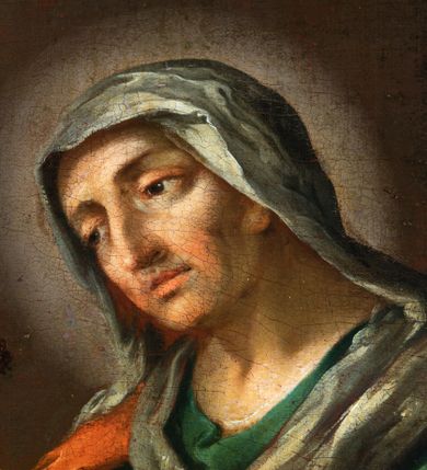 Zdjęcie nr 13: Obraz w kształcie stojącego prostokąta, zamknięty półkoliście z przedstawieniem św. Anny Samotrzeć. W centrum kompozycji ukazane zostały w pozycji siedzącej: po prawej św. Anna na czerwonym krześle, a po lewej Matka Boska z Dzieciątkiem Jezus, siedzącymi na zielonym tronie. Obie kobiety zwrócone są ku sobie. Święta Anna delikatnie pochyla się w stronę Dzieciątka i prawą ręką ujmuje je za lewą rączkę. Święta ma szczupłą twarz o starczych rysach, oczach podkreślonych cieniami i długim nosie. Ubrana jest w zieloną suknię oraz czerwony płaszcz zarzucony na plecy i kolana; na głowie ma biały welon, a wokół niej świetlisty nimb. Po lewej stronie Maria obejmuje obiema rękami Dzieciątko. Twarz pełna o bardzo jasnej karnacji, dużych oczach, długim nosie, drobnych ustach i z zaznaczonym wyraźnie podbródkiem; włosy brązowe, upięte z tyłu głowy, wokół której świetlisty nimb. Ubrana jest w czerwoną suknię oraz przerzucony przez ramiona i spływający na plecy niebieski płaszcz oraz biały welon na głowie. Dzieciątko ukazane frontalnie, półleżące z lewą nóżką delikatnie uniesioną, lewą ręką ujmuje dłoń św. Anny, a w prawej trzyma krzyż. Twarz owalna o delikatnych rysach, włosy krótkie i kędzierzawe, wokół głowy ma świetlisty nimb. Przewiązany jest w biodrach białą tkaniną. W górnej części kompozycji znajduje się gołębica Ducha Świętego z rozpostartymi szeroko skrzydłami na tle złotego nieba. W tle obrazu skłębione, ciemne obłoki. Po lewej stronie kompozycji fragment ciemnej, podwieszonej kotary. Kolorystyka ciemnobrunatna o intensywnych kolorach szat. Rama drewniana, profilowana, złocona.