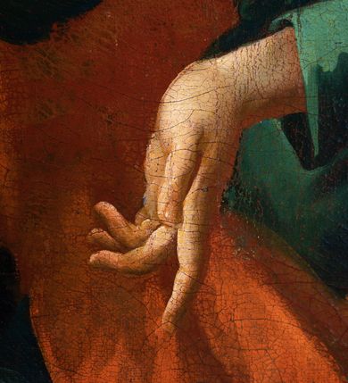 Zdjęcie nr 3: Obraz w kształcie stojącego prostokąta, zamknięty półkoliście z przedstawieniem św. Anny Samotrzeć. W centrum kompozycji ukazane zostały w pozycji siedzącej: po prawej św. Anna na czerwonym krześle, a po lewej Matka Boska z Dzieciątkiem Jezus, siedzącymi na zielonym tronie. Obie kobiety zwrócone są ku sobie. Święta Anna delikatnie pochyla się w stronę Dzieciątka i prawą ręką ujmuje je za lewą rączkę. Święta ma szczupłą twarz o starczych rysach, oczach podkreślonych cieniami i długim nosie. Ubrana jest w zieloną suknię oraz czerwony płaszcz zarzucony na plecy i kolana; na głowie ma biały welon, a wokół niej świetlisty nimb. Po lewej stronie Maria obejmuje obiema rękami Dzieciątko. Twarz pełna o bardzo jasnej karnacji, dużych oczach, długim nosie, drobnych ustach i z zaznaczonym wyraźnie podbródkiem; włosy brązowe, upięte z tyłu głowy, wokół której świetlisty nimb. Ubrana jest w czerwoną suknię oraz przerzucony przez ramiona i spływający na plecy niebieski płaszcz oraz biały welon na głowie. Dzieciątko ukazane frontalnie, półleżące z lewą nóżką delikatnie uniesioną, lewą ręką ujmuje dłoń św. Anny, a w prawej trzyma krzyż. Twarz owalna o delikatnych rysach, włosy krótkie i kędzierzawe, wokół głowy ma świetlisty nimb. Przewiązany jest w biodrach białą tkaniną. W górnej części kompozycji znajduje się gołębica Ducha Świętego z rozpostartymi szeroko skrzydłami na tle złotego nieba. W tle obrazu skłębione, ciemne obłoki. Po lewej stronie kompozycji fragment ciemnej, podwieszonej kotary. Kolorystyka ciemnobrunatna o intensywnych kolorach szat. Rama drewniana, profilowana, złocona.