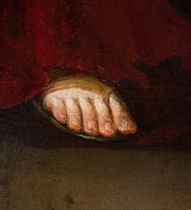 Zdjęcie nr 4: Obraz w kształcie stojącego prostokąta, zamknięty półkoliście z przedstawieniem św. Anny Samotrzeć. W centrum kompozycji ukazane zostały w pozycji siedzącej: po prawej św. Anna na czerwonym krześle, a po lewej Matka Boska z Dzieciątkiem Jezus, siedzącymi na zielonym tronie. Obie kobiety zwrócone są ku sobie. Święta Anna delikatnie pochyla się w stronę Dzieciątka i prawą ręką ujmuje je za lewą rączkę. Święta ma szczupłą twarz o starczych rysach, oczach podkreślonych cieniami i długim nosie. Ubrana jest w zieloną suknię oraz czerwony płaszcz zarzucony na plecy i kolana; na głowie ma biały welon, a wokół niej świetlisty nimb. Po lewej stronie Maria obejmuje obiema rękami Dzieciątko. Twarz pełna o bardzo jasnej karnacji, dużych oczach, długim nosie, drobnych ustach i z zaznaczonym wyraźnie podbródkiem; włosy brązowe, upięte z tyłu głowy, wokół której świetlisty nimb. Ubrana jest w czerwoną suknię oraz przerzucony przez ramiona i spływający na plecy niebieski płaszcz oraz biały welon na głowie. Dzieciątko ukazane frontalnie, półleżące z lewą nóżką delikatnie uniesioną, lewą ręką ujmuje dłoń św. Anny, a w prawej trzyma krzyż. Twarz owalna o delikatnych rysach, włosy krótkie i kędzierzawe, wokół głowy ma świetlisty nimb. Przewiązany jest w biodrach białą tkaniną. W górnej części kompozycji znajduje się gołębica Ducha Świętego z rozpostartymi szeroko skrzydłami na tle złotego nieba. W tle obrazu skłębione, ciemne obłoki. Po lewej stronie kompozycji fragment ciemnej, podwieszonej kotary. Kolorystyka ciemnobrunatna o intensywnych kolorach szat. Rama drewniana, profilowana, złocona.