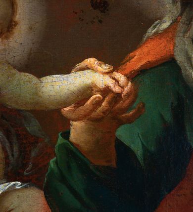 Zdjęcie nr 6: Obraz w kształcie stojącego prostokąta, zamknięty półkoliście z przedstawieniem św. Anny Samotrzeć. W centrum kompozycji ukazane zostały w pozycji siedzącej: po prawej św. Anna na czerwonym krześle, a po lewej Matka Boska z Dzieciątkiem Jezus, siedzącymi na zielonym tronie. Obie kobiety zwrócone są ku sobie. Święta Anna delikatnie pochyla się w stronę Dzieciątka i prawą ręką ujmuje je za lewą rączkę. Święta ma szczupłą twarz o starczych rysach, oczach podkreślonych cieniami i długim nosie. Ubrana jest w zieloną suknię oraz czerwony płaszcz zarzucony na plecy i kolana; na głowie ma biały welon, a wokół niej świetlisty nimb. Po lewej stronie Maria obejmuje obiema rękami Dzieciątko. Twarz pełna o bardzo jasnej karnacji, dużych oczach, długim nosie, drobnych ustach i z zaznaczonym wyraźnie podbródkiem; włosy brązowe, upięte z tyłu głowy, wokół której świetlisty nimb. Ubrana jest w czerwoną suknię oraz przerzucony przez ramiona i spływający na plecy niebieski płaszcz oraz biały welon na głowie. Dzieciątko ukazane frontalnie, półleżące z lewą nóżką delikatnie uniesioną, lewą ręką ujmuje dłoń św. Anny, a w prawej trzyma krzyż. Twarz owalna o delikatnych rysach, włosy krótkie i kędzierzawe, wokół głowy ma świetlisty nimb. Przewiązany jest w biodrach białą tkaniną. W górnej części kompozycji znajduje się gołębica Ducha Świętego z rozpostartymi szeroko skrzydłami na tle złotego nieba. W tle obrazu skłębione, ciemne obłoki. Po lewej stronie kompozycji fragment ciemnej, podwieszonej kotary. Kolorystyka ciemnobrunatna o intensywnych kolorach szat. Rama drewniana, profilowana, złocona.