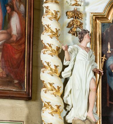 Zdjęcie nr 4: Ołtarz architektoniczny, jednokondygnacyjny, jednoosiowy ze zwieńczeniem i drewnianą, sarkofagową mensą. Na mensie ołtarza kremowe tabernakulum w formie prostopadłościennej szafki, ujęte parą jońskich, złoconych półkolumienek, stojących na profilowanym  cokoliku, wspierających belkowanie przechodzące nad polem centralnym w łuk. Drzwiczki w kształcie stojącego prostokąta zamkniętego łukiem pełnym zdobione płaskorzeźbionym motywem kielicha z hostią w glorii. Retabulum ołtarzowe na cokole, ujęte parą kolumn kompozytowych o spiralnie skręconych trzonach.  Podpory wspierają wyłamujące się ponad nimi oraz między nimi belkowanie o wysuniętym gzymsie, podtrzymujące przerwane fragmenty przyczółka. Pole środkowe w formie wnęki w kształcie stojącego prostokąta zamkniętego łukiem nadwieszonym z obrazem św. Anny Samotrzeć. Ujmuje ją para figur ustawionych na wysokich, zdwojonych cokołach. Postać z lewej strony trzyma berło, postać z prawej jabłko królewskie.  Zwieńczenie w formie stojącego owalu ujętego skłębionymi obłokami i szeroką glorią promienistą. W polu przedstawienie Matki Boskiej ujęte główkami anielskimi i parą putt. 
 Pola cokołu dekorowane płycinami. Na trzonach kolumn retabulum spiralnie oplatająca je wić roślinna. Wewnętrzne fragmenty wyłamanego gzymsu podtrzymują konsole, pod którymi podwieszono bukiety kwiatów. Struktura ołtarza polichromowana z imitacją marmoryzacji w odcieniach białym i kremowym, tło głowic kolumn czerwone, dekoracje i profile złocone i srebrzone. 
