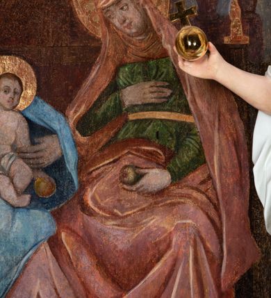 Zdjęcie nr 21: Ołtarz architektoniczny, jednokondygnacyjny, jednoosiowy ze zwieńczeniem i drewnianą, sarkofagową mensą. Na mensie ołtarza kremowe tabernakulum w formie prostopadłościennej szafki, ujęte parą jońskich, złoconych półkolumienek, stojących na profilowanym  cokoliku, wspierających belkowanie przechodzące nad polem centralnym w łuk. Drzwiczki w kształcie stojącego prostokąta zamkniętego łukiem pełnym zdobione płaskorzeźbionym motywem kielicha z hostią w glorii. Retabulum ołtarzowe na cokole, ujęte parą kolumn kompozytowych o spiralnie skręconych trzonach.  Podpory wspierają wyłamujące się ponad nimi oraz między nimi belkowanie o wysuniętym gzymsie, podtrzymujące przerwane fragmenty przyczółka. Pole środkowe w formie wnęki w kształcie stojącego prostokąta zamkniętego łukiem nadwieszonym z obrazem św. Anny Samotrzeć. Ujmuje ją para figur ustawionych na wysokich, zdwojonych cokołach. Postać z lewej strony trzyma berło, postać z prawej jabłko królewskie.  Zwieńczenie w formie stojącego owalu ujętego skłębionymi obłokami i szeroką glorią promienistą. W polu przedstawienie Matki Boskiej ujęte główkami anielskimi i parą putt. 
 Pola cokołu dekorowane płycinami. Na trzonach kolumn retabulum spiralnie oplatająca je wić roślinna. Wewnętrzne fragmenty wyłamanego gzymsu podtrzymują konsole, pod którymi podwieszono bukiety kwiatów. Struktura ołtarza polichromowana z imitacją marmoryzacji w odcieniach białym i kremowym, tło głowic kolumn czerwone, dekoracje i profile złocone i srebrzone. 
