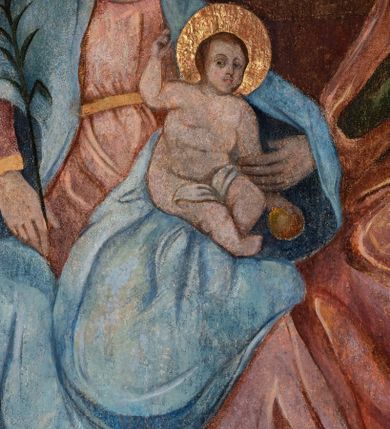 Zdjęcie nr 20: Ołtarz architektoniczny, jednokondygnacyjny, jednoosiowy ze zwieńczeniem i drewnianą, sarkofagową mensą. Na mensie ołtarza kremowe tabernakulum w formie prostopadłościennej szafki, ujęte parą jońskich, złoconych półkolumienek, stojących na profilowanym  cokoliku, wspierających belkowanie przechodzące nad polem centralnym w łuk. Drzwiczki w kształcie stojącego prostokąta zamkniętego łukiem pełnym zdobione płaskorzeźbionym motywem kielicha z hostią w glorii. Retabulum ołtarzowe na cokole, ujęte parą kolumn kompozytowych o spiralnie skręconych trzonach.  Podpory wspierają wyłamujące się ponad nimi oraz między nimi belkowanie o wysuniętym gzymsie, podtrzymujące przerwane fragmenty przyczółka. Pole środkowe w formie wnęki w kształcie stojącego prostokąta zamkniętego łukiem nadwieszonym z obrazem św. Anny Samotrzeć. Ujmuje ją para figur ustawionych na wysokich, zdwojonych cokołach. Postać z lewej strony trzyma berło, postać z prawej jabłko królewskie.  Zwieńczenie w formie stojącego owalu ujętego skłębionymi obłokami i szeroką glorią promienistą. W polu przedstawienie Matki Boskiej ujęte główkami anielskimi i parą putt. 
 Pola cokołu dekorowane płycinami. Na trzonach kolumn retabulum spiralnie oplatająca je wić roślinna. Wewnętrzne fragmenty wyłamanego gzymsu podtrzymują konsole, pod którymi podwieszono bukiety kwiatów. Struktura ołtarza polichromowana z imitacją marmoryzacji w odcieniach białym i kremowym, tło głowic kolumn czerwone, dekoracje i profile złocone i srebrzone. 
