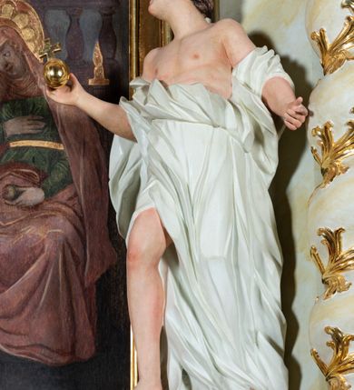 Zdjęcie nr 9: Ołtarz architektoniczny, jednokondygnacyjny, jednoosiowy ze zwieńczeniem i drewnianą, sarkofagową mensą. Na mensie ołtarza kremowe tabernakulum w formie prostopadłościennej szafki, ujęte parą jońskich, złoconych półkolumienek, stojących na profilowanym  cokoliku, wspierających belkowanie przechodzące nad polem centralnym w łuk. Drzwiczki w kształcie stojącego prostokąta zamkniętego łukiem pełnym zdobione płaskorzeźbionym motywem kielicha z hostią w glorii. Retabulum ołtarzowe na cokole, ujęte parą kolumn kompozytowych o spiralnie skręconych trzonach.  Podpory wspierają wyłamujące się ponad nimi oraz między nimi belkowanie o wysuniętym gzymsie, podtrzymujące przerwane fragmenty przyczółka. Pole środkowe w formie wnęki w kształcie stojącego prostokąta zamkniętego łukiem nadwieszonym z obrazem św. Anny Samotrzeć. Ujmuje ją para figur ustawionych na wysokich, zdwojonych cokołach. Postać z lewej strony trzyma berło, postać z prawej jabłko królewskie.  Zwieńczenie w formie stojącego owalu ujętego skłębionymi obłokami i szeroką glorią promienistą. W polu przedstawienie Matki Boskiej ujęte główkami anielskimi i parą putt. 
 Pola cokołu dekorowane płycinami. Na trzonach kolumn retabulum spiralnie oplatająca je wić roślinna. Wewnętrzne fragmenty wyłamanego gzymsu podtrzymują konsole, pod którymi podwieszono bukiety kwiatów. Struktura ołtarza polichromowana z imitacją marmoryzacji w odcieniach białym i kremowym, tło głowic kolumn czerwone, dekoracje i profile złocone i srebrzone. 
