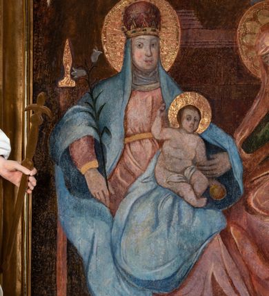 Zdjęcie nr 19: Ołtarz architektoniczny, jednokondygnacyjny, jednoosiowy ze zwieńczeniem i drewnianą, sarkofagową mensą. Na mensie ołtarza kremowe tabernakulum w formie prostopadłościennej szafki, ujęte parą jońskich, złoconych półkolumienek, stojących na profilowanym  cokoliku, wspierających belkowanie przechodzące nad polem centralnym w łuk. Drzwiczki w kształcie stojącego prostokąta zamkniętego łukiem pełnym zdobione płaskorzeźbionym motywem kielicha z hostią w glorii. Retabulum ołtarzowe na cokole, ujęte parą kolumn kompozytowych o spiralnie skręconych trzonach.  Podpory wspierają wyłamujące się ponad nimi oraz między nimi belkowanie o wysuniętym gzymsie, podtrzymujące przerwane fragmenty przyczółka. Pole środkowe w formie wnęki w kształcie stojącego prostokąta zamkniętego łukiem nadwieszonym z obrazem św. Anny Samotrzeć. Ujmuje ją para figur ustawionych na wysokich, zdwojonych cokołach. Postać z lewej strony trzyma berło, postać z prawej jabłko królewskie.  Zwieńczenie w formie stojącego owalu ujętego skłębionymi obłokami i szeroką glorią promienistą. W polu przedstawienie Matki Boskiej ujęte główkami anielskimi i parą putt. 
 Pola cokołu dekorowane płycinami. Na trzonach kolumn retabulum spiralnie oplatająca je wić roślinna. Wewnętrzne fragmenty wyłamanego gzymsu podtrzymują konsole, pod którymi podwieszono bukiety kwiatów. Struktura ołtarza polichromowana z imitacją marmoryzacji w odcieniach białym i kremowym, tło głowic kolumn czerwone, dekoracje i profile złocone i srebrzone. 
