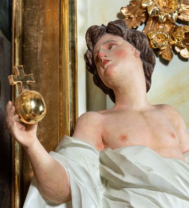 Zdjęcie nr 11: Ołtarz architektoniczny, jednokondygnacyjny, jednoosiowy ze zwieńczeniem i drewnianą, sarkofagową mensą. Na mensie ołtarza kremowe tabernakulum w formie prostopadłościennej szafki, ujęte parą jońskich, złoconych półkolumienek, stojących na profilowanym  cokoliku, wspierających belkowanie przechodzące nad polem centralnym w łuk. Drzwiczki w kształcie stojącego prostokąta zamkniętego łukiem pełnym zdobione płaskorzeźbionym motywem kielicha z hostią w glorii. Retabulum ołtarzowe na cokole, ujęte parą kolumn kompozytowych o spiralnie skręconych trzonach.  Podpory wspierają wyłamujące się ponad nimi oraz między nimi belkowanie o wysuniętym gzymsie, podtrzymujące przerwane fragmenty przyczółka. Pole środkowe w formie wnęki w kształcie stojącego prostokąta zamkniętego łukiem nadwieszonym z obrazem św. Anny Samotrzeć. Ujmuje ją para figur ustawionych na wysokich, zdwojonych cokołach. Postać z lewej strony trzyma berło, postać z prawej jabłko królewskie.  Zwieńczenie w formie stojącego owalu ujętego skłębionymi obłokami i szeroką glorią promienistą. W polu przedstawienie Matki Boskiej ujęte główkami anielskimi i parą putt. 
 Pola cokołu dekorowane płycinami. Na trzonach kolumn retabulum spiralnie oplatająca je wić roślinna. Wewnętrzne fragmenty wyłamanego gzymsu podtrzymują konsole, pod którymi podwieszono bukiety kwiatów. Struktura ołtarza polichromowana z imitacją marmoryzacji w odcieniach białym i kremowym, tło głowic kolumn czerwone, dekoracje i profile złocone i srebrzone. 
