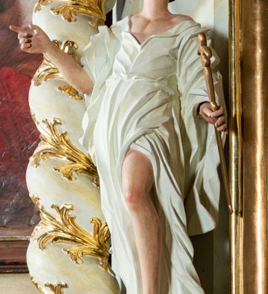 Zdjęcie nr 7: Ołtarz architektoniczny, jednokondygnacyjny, jednoosiowy ze zwieńczeniem i drewnianą, sarkofagową mensą. Na mensie ołtarza kremowe tabernakulum w formie prostopadłościennej szafki, ujęte parą jońskich, złoconych półkolumienek, stojących na profilowanym  cokoliku, wspierających belkowanie przechodzące nad polem centralnym w łuk. Drzwiczki w kształcie stojącego prostokąta zamkniętego łukiem pełnym zdobione płaskorzeźbionym motywem kielicha z hostią w glorii. Retabulum ołtarzowe na cokole, ujęte parą kolumn kompozytowych o spiralnie skręconych trzonach.  Podpory wspierają wyłamujące się ponad nimi oraz między nimi belkowanie o wysuniętym gzymsie, podtrzymujące przerwane fragmenty przyczółka. Pole środkowe w formie wnęki w kształcie stojącego prostokąta zamkniętego łukiem nadwieszonym z obrazem św. Anny Samotrzeć. Ujmuje ją para figur ustawionych na wysokich, zdwojonych cokołach. Postać z lewej strony trzyma berło, postać z prawej jabłko królewskie.  Zwieńczenie w formie stojącego owalu ujętego skłębionymi obłokami i szeroką glorią promienistą. W polu przedstawienie Matki Boskiej ujęte główkami anielskimi i parą putt. 
 Pola cokołu dekorowane płycinami. Na trzonach kolumn retabulum spiralnie oplatająca je wić roślinna. Wewnętrzne fragmenty wyłamanego gzymsu podtrzymują konsole, pod którymi podwieszono bukiety kwiatów. Struktura ołtarza polichromowana z imitacją marmoryzacji w odcieniach białym i kremowym, tło głowic kolumn czerwone, dekoracje i profile złocone i srebrzone. 
