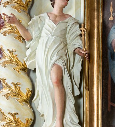 Zdjęcie nr 5: Ołtarz architektoniczny, jednokondygnacyjny, jednoosiowy ze zwieńczeniem i drewnianą, sarkofagową mensą. Na mensie ołtarza kremowe tabernakulum w formie prostopadłościennej szafki, ujęte parą jońskich, złoconych półkolumienek, stojących na profilowanym  cokoliku, wspierających belkowanie przechodzące nad polem centralnym w łuk. Drzwiczki w kształcie stojącego prostokąta zamkniętego łukiem pełnym zdobione płaskorzeźbionym motywem kielicha z hostią w glorii. Retabulum ołtarzowe na cokole, ujęte parą kolumn kompozytowych o spiralnie skręconych trzonach.  Podpory wspierają wyłamujące się ponad nimi oraz między nimi belkowanie o wysuniętym gzymsie, podtrzymujące przerwane fragmenty przyczółka. Pole środkowe w formie wnęki w kształcie stojącego prostokąta zamkniętego łukiem nadwieszonym z obrazem św. Anny Samotrzeć. Ujmuje ją para figur ustawionych na wysokich, zdwojonych cokołach. Postać z lewej strony trzyma berło, postać z prawej jabłko królewskie.  Zwieńczenie w formie stojącego owalu ujętego skłębionymi obłokami i szeroką glorią promienistą. W polu przedstawienie Matki Boskiej ujęte główkami anielskimi i parą putt. 
 Pola cokołu dekorowane płycinami. Na trzonach kolumn retabulum spiralnie oplatająca je wić roślinna. Wewnętrzne fragmenty wyłamanego gzymsu podtrzymują konsole, pod którymi podwieszono bukiety kwiatów. Struktura ołtarza polichromowana z imitacją marmoryzacji w odcieniach białym i kremowym, tło głowic kolumn czerwone, dekoracje i profile złocone i srebrzone. 
