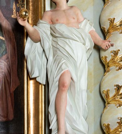 Zdjęcie nr 10: Ołtarz architektoniczny, jednokondygnacyjny, jednoosiowy ze zwieńczeniem i drewnianą, sarkofagową mensą. Na mensie ołtarza kremowe tabernakulum w formie prostopadłościennej szafki, ujęte parą jońskich, złoconych półkolumienek, stojących na profilowanym  cokoliku, wspierających belkowanie przechodzące nad polem centralnym w łuk. Drzwiczki w kształcie stojącego prostokąta zamkniętego łukiem pełnym zdobione płaskorzeźbionym motywem kielicha z hostią w glorii. Retabulum ołtarzowe na cokole, ujęte parą kolumn kompozytowych o spiralnie skręconych trzonach.  Podpory wspierają wyłamujące się ponad nimi oraz między nimi belkowanie o wysuniętym gzymsie, podtrzymujące przerwane fragmenty przyczółka. Pole środkowe w formie wnęki w kształcie stojącego prostokąta zamkniętego łukiem nadwieszonym z obrazem św. Anny Samotrzeć. Ujmuje ją para figur ustawionych na wysokich, zdwojonych cokołach. Postać z lewej strony trzyma berło, postać z prawej jabłko królewskie.  Zwieńczenie w formie stojącego owalu ujętego skłębionymi obłokami i szeroką glorią promienistą. W polu przedstawienie Matki Boskiej ujęte główkami anielskimi i parą putt. 
 Pola cokołu dekorowane płycinami. Na trzonach kolumn retabulum spiralnie oplatająca je wić roślinna. Wewnętrzne fragmenty wyłamanego gzymsu podtrzymują konsole, pod którymi podwieszono bukiety kwiatów. Struktura ołtarza polichromowana z imitacją marmoryzacji w odcieniach białym i kremowym, tło głowic kolumn czerwone, dekoracje i profile złocone i srebrzone. 
