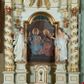 Zdjęcie nr 1: Ołtarz architektoniczny, jednokondygnacyjny, jednoosiowy ze zwieńczeniem i drewnianą, sarkofagową mensą. Na mensie ołtarza kremowe tabernakulum w formie prostopadłościennej szafki, ujęte parą jońskich, złoconych półkolumienek, stojących na profilowanym  cokoliku, wspierających belkowanie przechodzące nad polem centralnym w łuk. Drzwiczki w kształcie stojącego prostokąta zamkniętego łukiem pełnym zdobione płaskorzeźbionym motywem kielicha z hostią w glorii. Retabulum ołtarzowe na cokole, ujęte parą kolumn kompozytowych o spiralnie skręconych trzonach.  Podpory wspierają wyłamujące się ponad nimi oraz między nimi belkowanie o wysuniętym gzymsie, podtrzymujące przerwane fragmenty przyczółka. Pole środkowe w formie wnęki w kształcie stojącego prostokąta zamkniętego łukiem nadwieszonym z obrazem św. Anny Samotrzeć. Ujmuje ją para figur ustawionych na wysokich, zdwojonych cokołach. Postać z lewej strony trzyma berło, postać z prawej jabłko królewskie.  Zwieńczenie w formie stojącego owalu ujętego skłębionymi obłokami i szeroką glorią promienistą. W polu przedstawienie Matki Boskiej ujęte główkami anielskimi i parą putt. 
 Pola cokołu dekorowane płycinami. Na trzonach kolumn retabulum spiralnie oplatająca je wić roślinna. Wewnętrzne fragmenty wyłamanego gzymsu podtrzymują konsole, pod którymi podwieszono bukiety kwiatów. Struktura ołtarza polichromowana z imitacją marmoryzacji w odcieniach białym i kremowym, tło głowic kolumn czerwone, dekoracje i profile złocone i srebrzone. 
