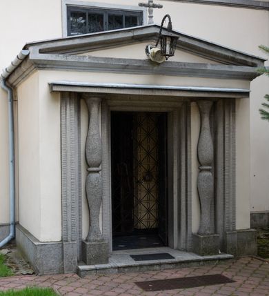 Zdjęcie nr 8: Kościół orientowany, murowany z cegły i kamienia, jednonawowy z trójprzęsłowym prezbiterium zamkniętym wielobocznie, sklepionym krzyżowo-żebrowo. Od północy umieszczona prostokątna, piętrowa zakrystia sklepiona kolebkowo (pięterko nad zakrystią dodane w 1885), dostępna kamiennym portalem o wykroju prostokątnym od strony wschodniej. Ściana północna zakrystii zakończona schodkowo z dekoracją blendową. Również od północy, na szerokości nawy do kościoła przylega prostokątna kaplica nakryta dachem czterospadowym zwieńczonym czworoboczną wieżyczką dostępna od zachodu przez prostokątną kruchtę z portalem o wykroju prostokątnym ujętym dwulalkowymi, kamiennymi balaskami. Kruchta zwieńczona trójkątnym przyczółkiem, na którym kamienny krzyż. Trójprzęsłowa nawa wyższa i szersza od prezbiterium i przesunięta w stosunku do jego osi ku stronie północnej, nakryta stropem. Północny mur nawy w części zachodniej poszerzony do pewnej wysokości dla pomieszczenia w jego grubości schodów prowadzących na chór muzyczny. Okna prostokątne zamknięte łukiem półkolistym. Zachodni i wschodni szczyt nawy zamknięty schodkowo. Od strony wschodniej trzy ostrołukowe blendy, w środkowej, wyżej od bocznych umieszczona tarcza herbowa z wizerunkiem św. Stanisława oraz Orła Białego. Od południa do nawy przylega prostokątna kruchta z kamiennym, ostrołukowym portalem nakryta dachem pulpitowym. Od strony zachodniej do bryły kościoła dostawiona prostokątna, współczesna kruchta wraz z chórem muzycznym (dobudowana w 1966) dostępna portalem o wykroju prostokątnym, nakryta dwuspadowym dachem. W ścianach bocznych wąskie, smukłe okna w kształcie stojącego prostokąta. Ponad kruchtą ażurowa dzwonnica na rzucie trójkąta zwieńczona krzyżem. Wieżyczka na sygnaturkę na rzucie ośmioboku zwieńczona barokowym hełmem z glorietą i krzyżem. Od zewnątrz kościół częściowo tynkowany, nawa i prezbiterium opięte szkarpami. Dachy kryte dachówką oraz blachą (część wschodnia prezbiterium).