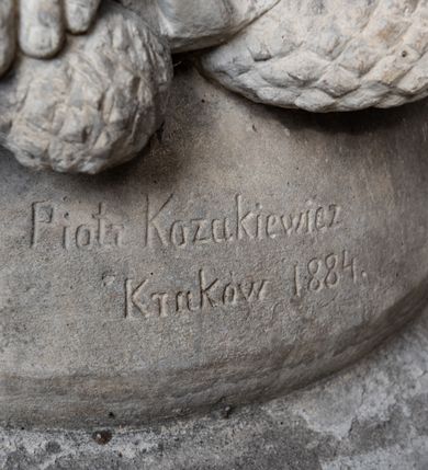 Zdjęcie nr 12: Kościół orientowany, murowany z cegły i kamienia, jednonawowy z trójprzęsłowym prezbiterium zamkniętym wielobocznie, sklepionym krzyżowo-żebrowo. Od północy umieszczona prostokątna, piętrowa zakrystia sklepiona kolebkowo (pięterko nad zakrystią dodane w 1885), dostępna kamiennym portalem o wykroju prostokątnym od strony wschodniej. Ściana północna zakrystii zakończona schodkowo z dekoracją blendową. Również od północy, na szerokości nawy do kościoła przylega prostokątna kaplica nakryta dachem czterospadowym zwieńczonym czworoboczną wieżyczką dostępna od zachodu przez prostokątną kruchtę z portalem o wykroju prostokątnym ujętym dwulalkowymi, kamiennymi balaskami. Kruchta zwieńczona trójkątnym przyczółkiem, na którym kamienny krzyż. Trójprzęsłowa nawa wyższa i szersza od prezbiterium i przesunięta w stosunku do jego osi ku stronie północnej, nakryta stropem. Północny mur nawy w części zachodniej poszerzony do pewnej wysokości dla pomieszczenia w jego grubości schodów prowadzących na chór muzyczny. Okna prostokątne zamknięte łukiem półkolistym. Zachodni i wschodni szczyt nawy zamknięty schodkowo. Od strony wschodniej trzy ostrołukowe blendy, w środkowej, wyżej od bocznych umieszczona tarcza herbowa z wizerunkiem św. Stanisława oraz Orła Białego. Od południa do nawy przylega prostokątna kruchta z kamiennym, ostrołukowym portalem nakryta dachem pulpitowym. Od strony zachodniej do bryły kościoła dostawiona prostokątna, współczesna kruchta wraz z chórem muzycznym (dobudowana w 1966) dostępna portalem o wykroju prostokątnym, nakryta dwuspadowym dachem. W ścianach bocznych wąskie, smukłe okna w kształcie stojącego prostokąta. Ponad kruchtą ażurowa dzwonnica na rzucie trójkąta zwieńczona krzyżem. Wieżyczka na sygnaturkę na rzucie ośmioboku zwieńczona barokowym hełmem z glorietą i krzyżem. Od zewnątrz kościół częściowo tynkowany, nawa i prezbiterium opięte szkarpami. Dachy kryte dachówką oraz blachą (część wschodnia prezbiterium).