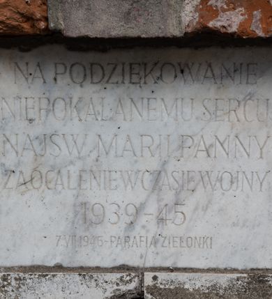 Zdjęcie nr 14: Kościół orientowany, murowany z cegły i kamienia, jednonawowy z trójprzęsłowym prezbiterium zamkniętym wielobocznie, sklepionym krzyżowo-żebrowo. Od północy umieszczona prostokątna, piętrowa zakrystia sklepiona kolebkowo (pięterko nad zakrystią dodane w 1885), dostępna kamiennym portalem o wykroju prostokątnym od strony wschodniej. Ściana północna zakrystii zakończona schodkowo z dekoracją blendową. Również od północy, na szerokości nawy do kościoła przylega prostokątna kaplica nakryta dachem czterospadowym zwieńczonym czworoboczną wieżyczką dostępna od zachodu przez prostokątną kruchtę z portalem o wykroju prostokątnym ujętym dwulalkowymi, kamiennymi balaskami. Kruchta zwieńczona trójkątnym przyczółkiem, na którym kamienny krzyż. Trójprzęsłowa nawa wyższa i szersza od prezbiterium i przesunięta w stosunku do jego osi ku stronie północnej, nakryta stropem. Północny mur nawy w części zachodniej poszerzony do pewnej wysokości dla pomieszczenia w jego grubości schodów prowadzących na chór muzyczny. Okna prostokątne zamknięte łukiem półkolistym. Zachodni i wschodni szczyt nawy zamknięty schodkowo. Od strony wschodniej trzy ostrołukowe blendy, w środkowej, wyżej od bocznych umieszczona tarcza herbowa z wizerunkiem św. Stanisława oraz Orła Białego. Od południa do nawy przylega prostokątna kruchta z kamiennym, ostrołukowym portalem nakryta dachem pulpitowym. Od strony zachodniej do bryły kościoła dostawiona prostokątna, współczesna kruchta wraz z chórem muzycznym (dobudowana w 1966) dostępna portalem o wykroju prostokątnym, nakryta dwuspadowym dachem. W ścianach bocznych wąskie, smukłe okna w kształcie stojącego prostokąta. Ponad kruchtą ażurowa dzwonnica na rzucie trójkąta zwieńczona krzyżem. Wieżyczka na sygnaturkę na rzucie ośmioboku zwieńczona barokowym hełmem z glorietą i krzyżem. Od zewnątrz kościół częściowo tynkowany, nawa i prezbiterium opięte szkarpami. Dachy kryte dachówką oraz blachą (część wschodnia prezbiterium).