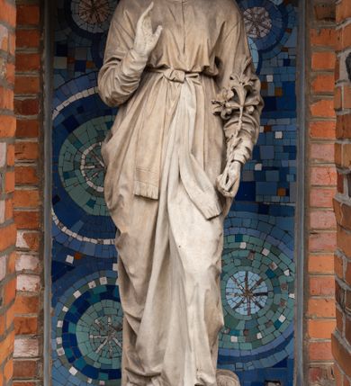 Zdjęcie nr 11: Kościół orientowany, murowany z cegły i kamienia, jednonawowy z trójprzęsłowym prezbiterium zamkniętym wielobocznie, sklepionym krzyżowo-żebrowo. Od północy umieszczona prostokątna, piętrowa zakrystia sklepiona kolebkowo (pięterko nad zakrystią dodane w 1885), dostępna kamiennym portalem o wykroju prostokątnym od strony wschodniej. Ściana północna zakrystii zakończona schodkowo z dekoracją blendową. Również od północy, na szerokości nawy do kościoła przylega prostokątna kaplica nakryta dachem czterospadowym zwieńczonym czworoboczną wieżyczką dostępna od zachodu przez prostokątną kruchtę z portalem o wykroju prostokątnym ujętym dwulalkowymi, kamiennymi balaskami. Kruchta zwieńczona trójkątnym przyczółkiem, na którym kamienny krzyż. Trójprzęsłowa nawa wyższa i szersza od prezbiterium i przesunięta w stosunku do jego osi ku stronie północnej, nakryta stropem. Północny mur nawy w części zachodniej poszerzony do pewnej wysokości dla pomieszczenia w jego grubości schodów prowadzących na chór muzyczny. Okna prostokątne zamknięte łukiem półkolistym. Zachodni i wschodni szczyt nawy zamknięty schodkowo. Od strony wschodniej trzy ostrołukowe blendy, w środkowej, wyżej od bocznych umieszczona tarcza herbowa z wizerunkiem św. Stanisława oraz Orła Białego. Od południa do nawy przylega prostokątna kruchta z kamiennym, ostrołukowym portalem nakryta dachem pulpitowym. Od strony zachodniej do bryły kościoła dostawiona prostokątna, współczesna kruchta wraz z chórem muzycznym (dobudowana w 1966) dostępna portalem o wykroju prostokątnym, nakryta dwuspadowym dachem. W ścianach bocznych wąskie, smukłe okna w kształcie stojącego prostokąta. Ponad kruchtą ażurowa dzwonnica na rzucie trójkąta zwieńczona krzyżem. Wieżyczka na sygnaturkę na rzucie ośmioboku zwieńczona barokowym hełmem z glorietą i krzyżem. Od zewnątrz kościół częściowo tynkowany, nawa i prezbiterium opięte szkarpami. Dachy kryte dachówką oraz blachą (część wschodnia prezbiterium).