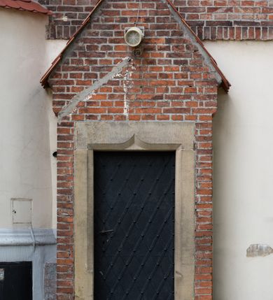 Zdjęcie nr 16: Kościół orientowany, murowany z cegły i kamienia, jednonawowy z trójprzęsłowym prezbiterium zamkniętym wielobocznie, sklepionym krzyżowo-żebrowo. Od północy umieszczona prostokątna, piętrowa zakrystia sklepiona kolebkowo (pięterko nad zakrystią dodane w 1885), dostępna kamiennym portalem o wykroju prostokątnym od strony wschodniej. Ściana północna zakrystii zakończona schodkowo z dekoracją blendową. Również od północy, na szerokości nawy do kościoła przylega prostokątna kaplica nakryta dachem czterospadowym zwieńczonym czworoboczną wieżyczką dostępna od zachodu przez prostokątną kruchtę z portalem o wykroju prostokątnym ujętym dwulalkowymi, kamiennymi balaskami. Kruchta zwieńczona trójkątnym przyczółkiem, na którym kamienny krzyż. Trójprzęsłowa nawa wyższa i szersza od prezbiterium i przesunięta w stosunku do jego osi ku stronie północnej, nakryta stropem. Północny mur nawy w części zachodniej poszerzony do pewnej wysokości dla pomieszczenia w jego grubości schodów prowadzących na chór muzyczny. Okna prostokątne zamknięte łukiem półkolistym. Zachodni i wschodni szczyt nawy zamknięty schodkowo. Od strony wschodniej trzy ostrołukowe blendy, w środkowej, wyżej od bocznych umieszczona tarcza herbowa z wizerunkiem św. Stanisława oraz Orła Białego. Od południa do nawy przylega prostokątna kruchta z kamiennym, ostrołukowym portalem nakryta dachem pulpitowym. Od strony zachodniej do bryły kościoła dostawiona prostokątna, współczesna kruchta wraz z chórem muzycznym (dobudowana w 1966) dostępna portalem o wykroju prostokątnym, nakryta dwuspadowym dachem. W ścianach bocznych wąskie, smukłe okna w kształcie stojącego prostokąta. Ponad kruchtą ażurowa dzwonnica na rzucie trójkąta zwieńczona krzyżem. Wieżyczka na sygnaturkę na rzucie ośmioboku zwieńczona barokowym hełmem z glorietą i krzyżem. Od zewnątrz kościół częściowo tynkowany, nawa i prezbiterium opięte szkarpami. Dachy kryte dachówką oraz blachą (część wschodnia prezbiterium).