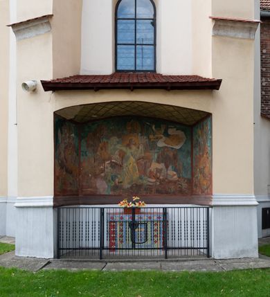 Zdjęcie nr 18: Kościół orientowany, murowany z cegły i kamienia, jednonawowy z trójprzęsłowym prezbiterium zamkniętym wielobocznie, sklepionym krzyżowo-żebrowo. Od północy umieszczona prostokątna, piętrowa zakrystia sklepiona kolebkowo (pięterko nad zakrystią dodane w 1885), dostępna kamiennym portalem o wykroju prostokątnym od strony wschodniej. Ściana północna zakrystii zakończona schodkowo z dekoracją blendową. Również od północy, na szerokości nawy do kościoła przylega prostokątna kaplica nakryta dachem czterospadowym zwieńczonym czworoboczną wieżyczką dostępna od zachodu przez prostokątną kruchtę z portalem o wykroju prostokątnym ujętym dwulalkowymi, kamiennymi balaskami. Kruchta zwieńczona trójkątnym przyczółkiem, na którym kamienny krzyż. Trójprzęsłowa nawa wyższa i szersza od prezbiterium i przesunięta w stosunku do jego osi ku stronie północnej, nakryta stropem. Północny mur nawy w części zachodniej poszerzony do pewnej wysokości dla pomieszczenia w jego grubości schodów prowadzących na chór muzyczny. Okna prostokątne zamknięte łukiem półkolistym. Zachodni i wschodni szczyt nawy zamknięty schodkowo. Od strony wschodniej trzy ostrołukowe blendy, w środkowej, wyżej od bocznych umieszczona tarcza herbowa z wizerunkiem św. Stanisława oraz Orła Białego. Od południa do nawy przylega prostokątna kruchta z kamiennym, ostrołukowym portalem nakryta dachem pulpitowym. Od strony zachodniej do bryły kościoła dostawiona prostokątna, współczesna kruchta wraz z chórem muzycznym (dobudowana w 1966) dostępna portalem o wykroju prostokątnym, nakryta dwuspadowym dachem. W ścianach bocznych wąskie, smukłe okna w kształcie stojącego prostokąta. Ponad kruchtą ażurowa dzwonnica na rzucie trójkąta zwieńczona krzyżem. Wieżyczka na sygnaturkę na rzucie ośmioboku zwieńczona barokowym hełmem z glorietą i krzyżem. Od zewnątrz kościół częściowo tynkowany, nawa i prezbiterium opięte szkarpami. Dachy kryte dachówką oraz blachą (część wschodnia prezbiterium).