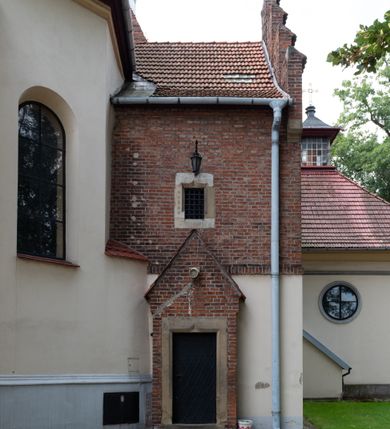 Zdjęcie nr 17: Kościół orientowany, murowany z cegły i kamienia, jednonawowy z trójprzęsłowym prezbiterium zamkniętym wielobocznie, sklepionym krzyżowo-żebrowo. Od północy umieszczona prostokątna, piętrowa zakrystia sklepiona kolebkowo (pięterko nad zakrystią dodane w 1885), dostępna kamiennym portalem o wykroju prostokątnym od strony wschodniej. Ściana północna zakrystii zakończona schodkowo z dekoracją blendową. Również od północy, na szerokości nawy do kościoła przylega prostokątna kaplica nakryta dachem czterospadowym zwieńczonym czworoboczną wieżyczką dostępna od zachodu przez prostokątną kruchtę z portalem o wykroju prostokątnym ujętym dwulalkowymi, kamiennymi balaskami. Kruchta zwieńczona trójkątnym przyczółkiem, na którym kamienny krzyż. Trójprzęsłowa nawa wyższa i szersza od prezbiterium i przesunięta w stosunku do jego osi ku stronie północnej, nakryta stropem. Północny mur nawy w części zachodniej poszerzony do pewnej wysokości dla pomieszczenia w jego grubości schodów prowadzących na chór muzyczny. Okna prostokątne zamknięte łukiem półkolistym. Zachodni i wschodni szczyt nawy zamknięty schodkowo. Od strony wschodniej trzy ostrołukowe blendy, w środkowej, wyżej od bocznych umieszczona tarcza herbowa z wizerunkiem św. Stanisława oraz Orła Białego. Od południa do nawy przylega prostokątna kruchta z kamiennym, ostrołukowym portalem nakryta dachem pulpitowym. Od strony zachodniej do bryły kościoła dostawiona prostokątna, współczesna kruchta wraz z chórem muzycznym (dobudowana w 1966) dostępna portalem o wykroju prostokątnym, nakryta dwuspadowym dachem. W ścianach bocznych wąskie, smukłe okna w kształcie stojącego prostokąta. Ponad kruchtą ażurowa dzwonnica na rzucie trójkąta zwieńczona krzyżem. Wieżyczka na sygnaturkę na rzucie ośmioboku zwieńczona barokowym hełmem z glorietą i krzyżem. Od zewnątrz kościół częściowo tynkowany, nawa i prezbiterium opięte szkarpami. Dachy kryte dachówką oraz blachą (część wschodnia prezbiterium).