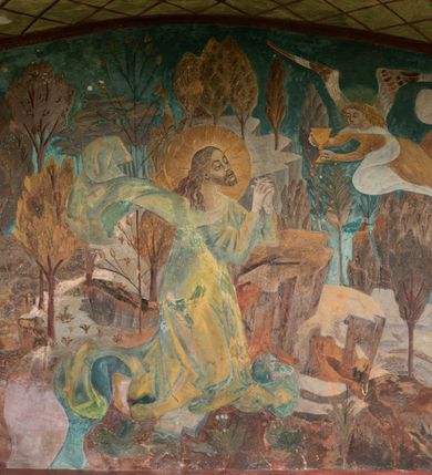 Zdjęcie nr 20: Kościół orientowany, murowany z cegły i kamienia, jednonawowy z trójprzęsłowym prezbiterium zamkniętym wielobocznie, sklepionym krzyżowo-żebrowo. Od północy umieszczona prostokątna, piętrowa zakrystia sklepiona kolebkowo (pięterko nad zakrystią dodane w 1885), dostępna kamiennym portalem o wykroju prostokątnym od strony wschodniej. Ściana północna zakrystii zakończona schodkowo z dekoracją blendową. Również od północy, na szerokości nawy do kościoła przylega prostokątna kaplica nakryta dachem czterospadowym zwieńczonym czworoboczną wieżyczką dostępna od zachodu przez prostokątną kruchtę z portalem o wykroju prostokątnym ujętym dwulalkowymi, kamiennymi balaskami. Kruchta zwieńczona trójkątnym przyczółkiem, na którym kamienny krzyż. Trójprzęsłowa nawa wyższa i szersza od prezbiterium i przesunięta w stosunku do jego osi ku stronie północnej, nakryta stropem. Północny mur nawy w części zachodniej poszerzony do pewnej wysokości dla pomieszczenia w jego grubości schodów prowadzących na chór muzyczny. Okna prostokątne zamknięte łukiem półkolistym. Zachodni i wschodni szczyt nawy zamknięty schodkowo. Od strony wschodniej trzy ostrołukowe blendy, w środkowej, wyżej od bocznych umieszczona tarcza herbowa z wizerunkiem św. Stanisława oraz Orła Białego. Od południa do nawy przylega prostokątna kruchta z kamiennym, ostrołukowym portalem nakryta dachem pulpitowym. Od strony zachodniej do bryły kościoła dostawiona prostokątna, współczesna kruchta wraz z chórem muzycznym (dobudowana w 1966) dostępna portalem o wykroju prostokątnym, nakryta dwuspadowym dachem. W ścianach bocznych wąskie, smukłe okna w kształcie stojącego prostokąta. Ponad kruchtą ażurowa dzwonnica na rzucie trójkąta zwieńczona krzyżem. Wieżyczka na sygnaturkę na rzucie ośmioboku zwieńczona barokowym hełmem z glorietą i krzyżem. Od zewnątrz kościół częściowo tynkowany, nawa i prezbiterium opięte szkarpami. Dachy kryte dachówką oraz blachą (część wschodnia prezbiterium).